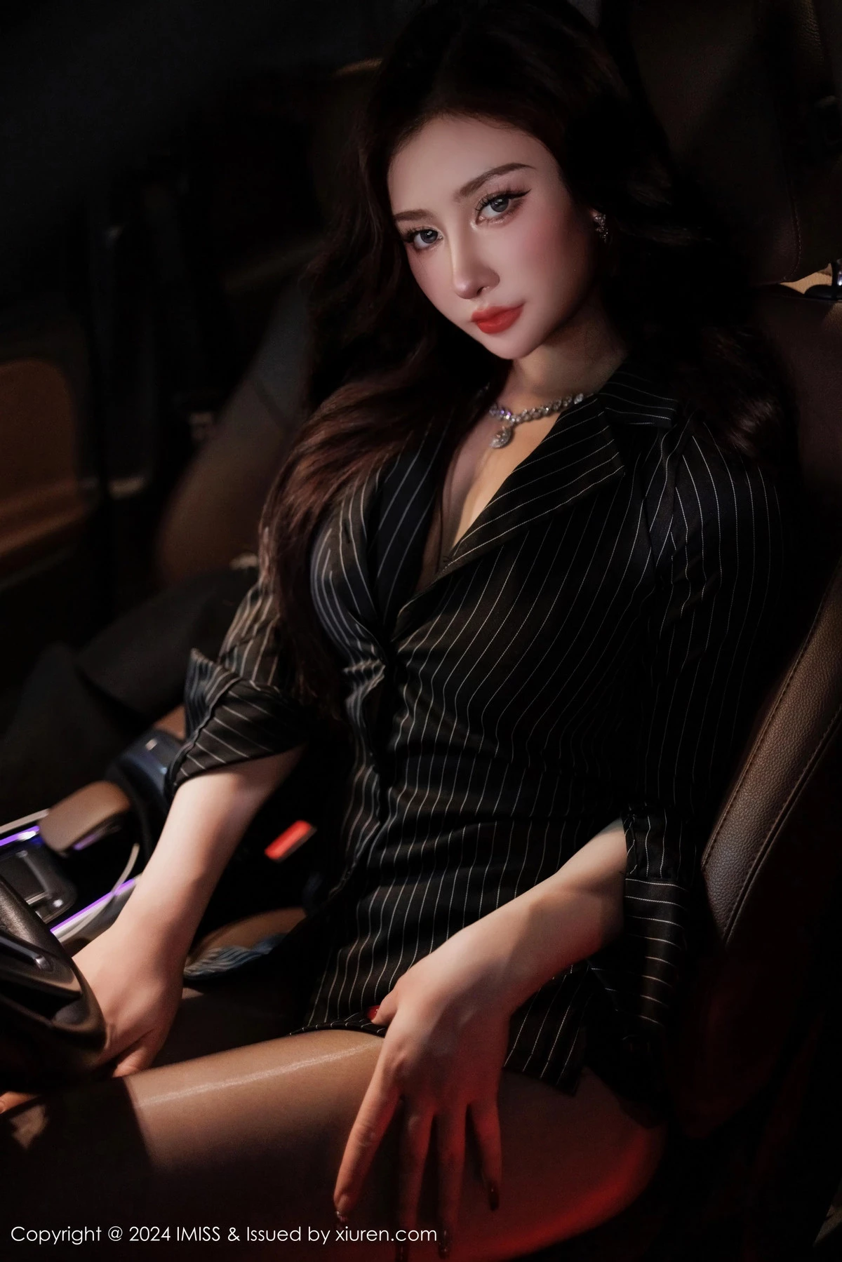秀人集.com_[IMISS爱蜜社]Vol.768_模特蕾蕾醒了没性感黑色收身服饰配闪亮黑丝秀丰腴身材诱惑写真60P