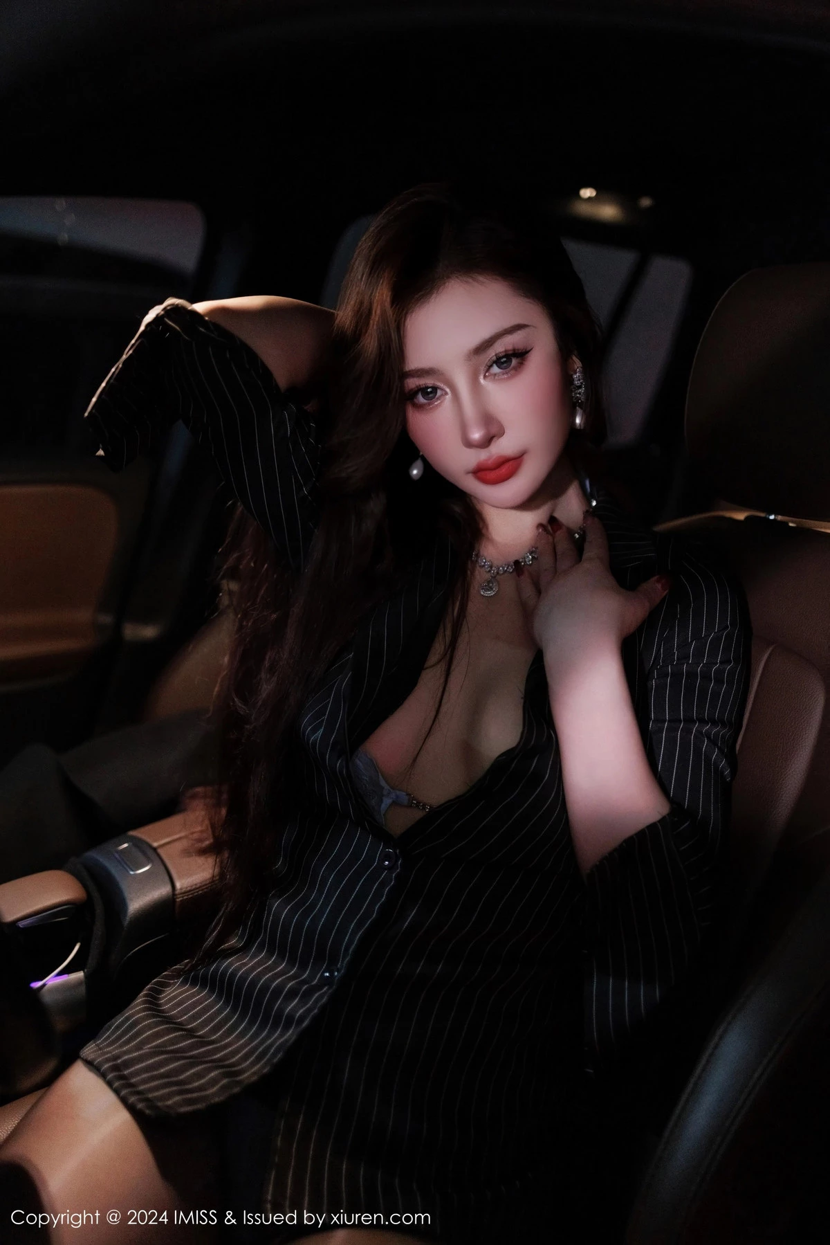 秀人集.com_[IMISS爱蜜社]Vol.768_模特蕾蕾醒了没性感黑色收身服饰配闪亮黑丝秀丰腴身材诱惑写真60P