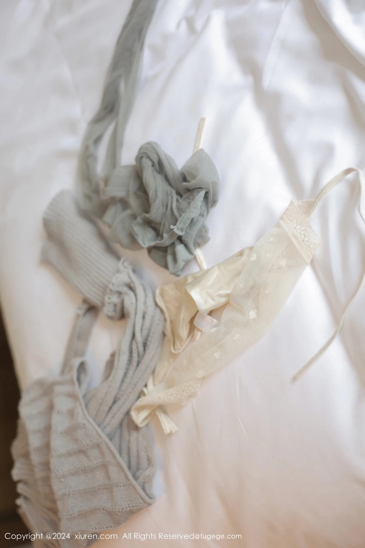 秀人集.com_[XiuRen秀人网]No.8259_新人模特金小依性感灰色开背毛衣配超薄肉丝秀完美身材诱惑写真77P