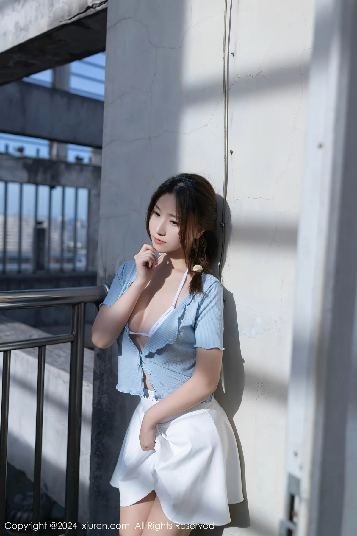 秀人集.com_[XiuRen秀人网]No.8369_模特杏子Yada户外蓝色上衣配白短裙露性感白色内衣完美诱惑写真85P