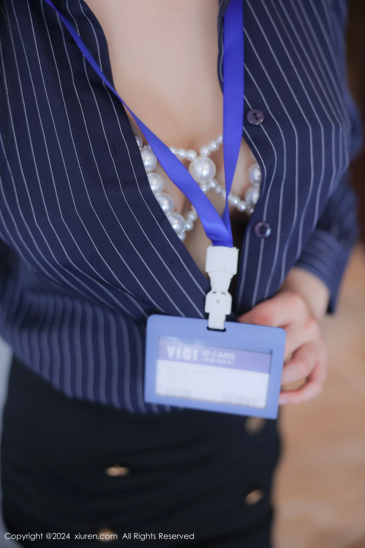 秀人集.com_[XiuRen秀人网]No.8373_模特王心悦性感蓝色OL服饰配黑丝吊袜半脱秀惹火身材诱惑写真82P