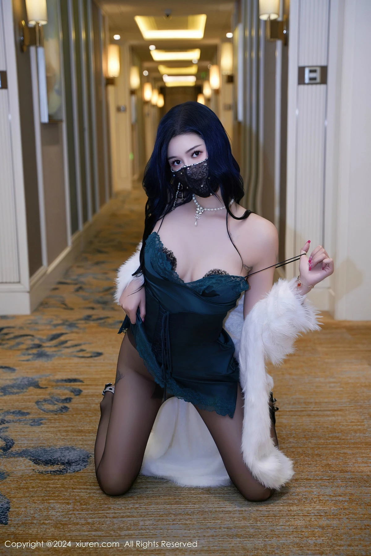 秀人集.com_[XiuRen秀人网]No.8372_模特芮芮私房性感蓝色吊带短裙配超薄黑丝秀完美身材诱惑写真68P