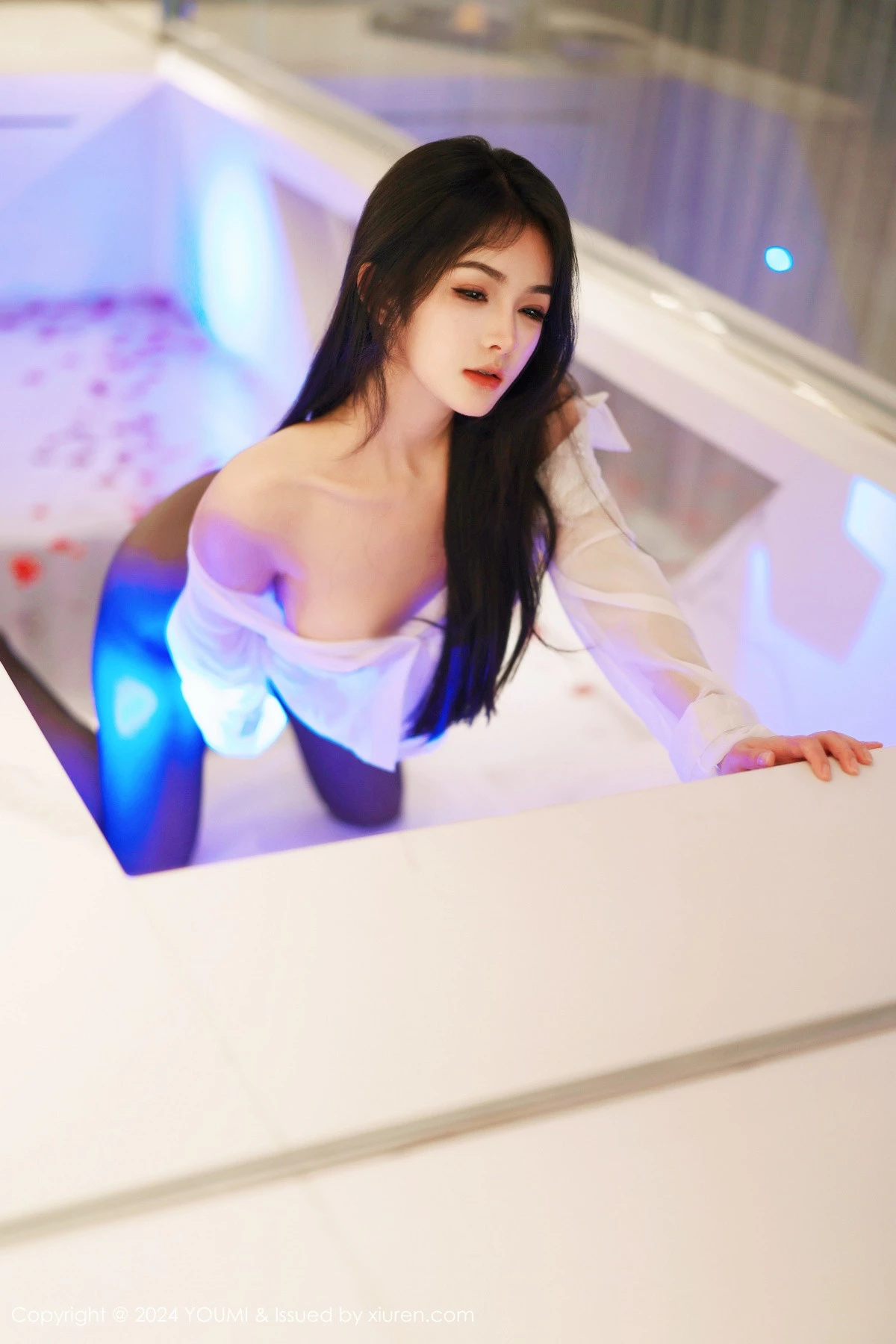 秀人集.com_[YouMi尤蜜荟]Vol.1050_模特谭小灵性感薄透白T配黑短裙露超薄黑丝秀翘臀美腿诱惑写真90P