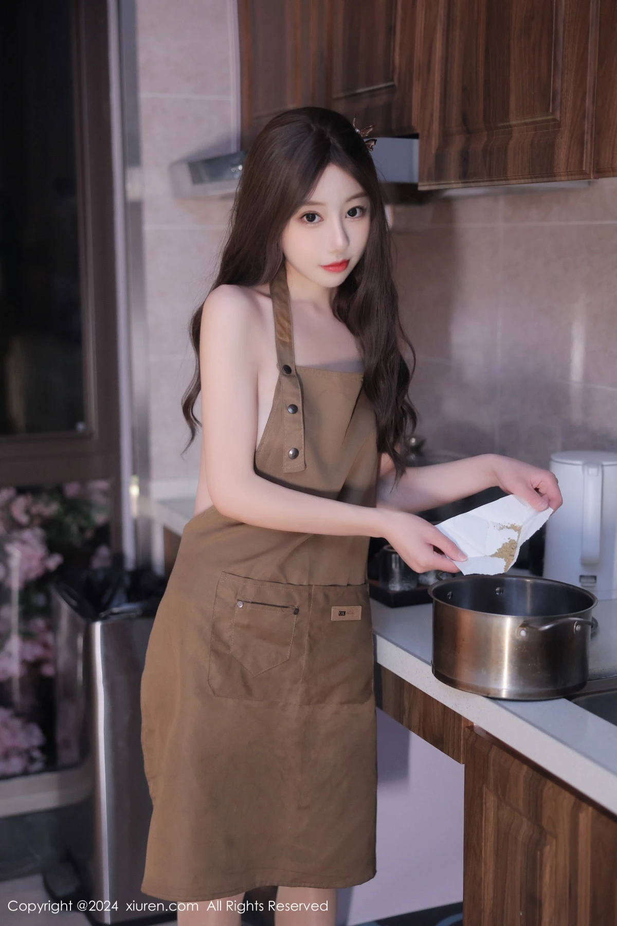 秀人集.com_[XiuRen秀人网]No.8388_模特桃妖夭性感咖啡色围裙配超薄无内肉丝秀惹火身材诱惑写真94P