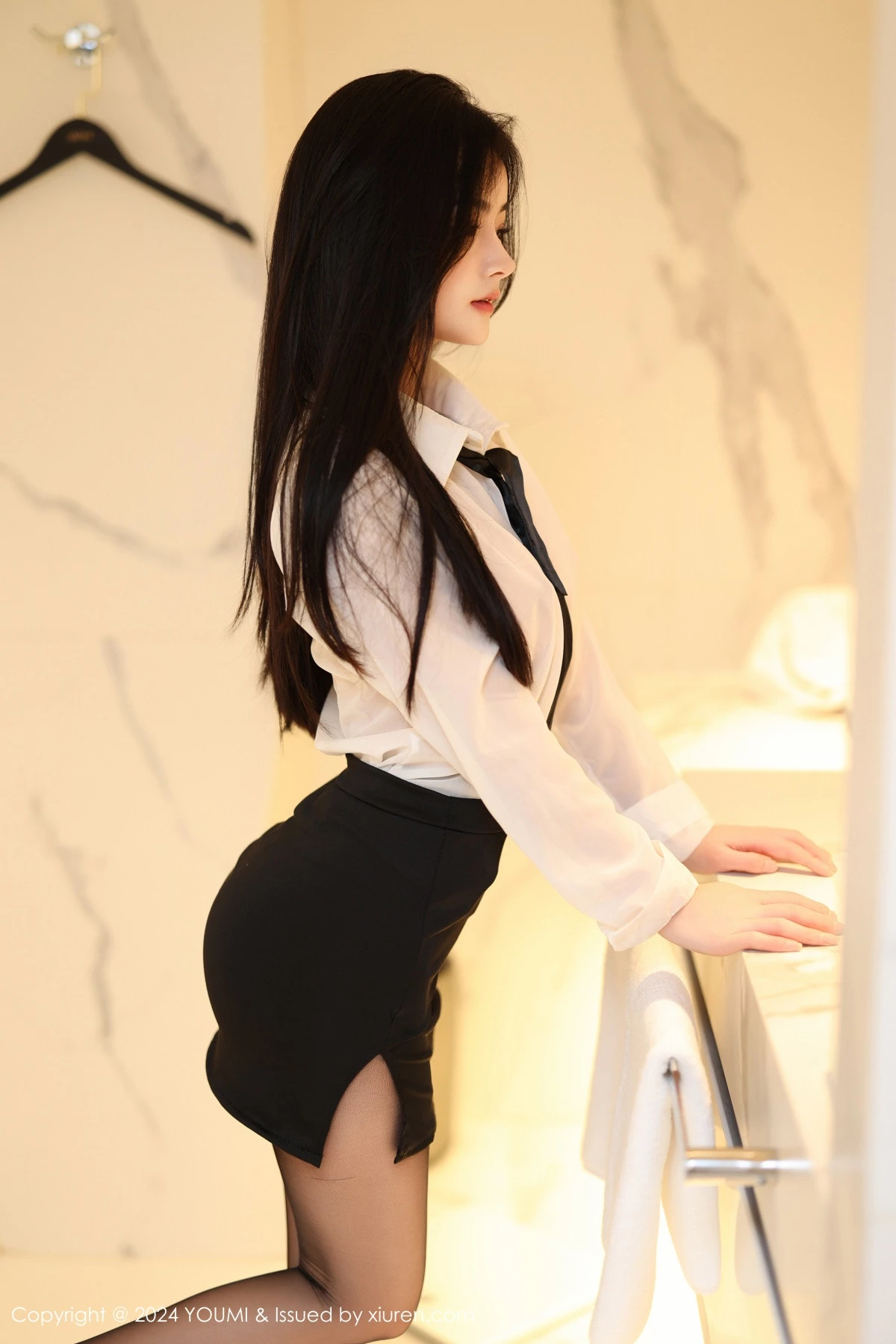 秀人集.com_[YouMi尤蜜荟]Vol.1050_模特谭小灵性感薄透白T配黑短裙露超薄黑丝秀翘臀美腿诱惑写真90P