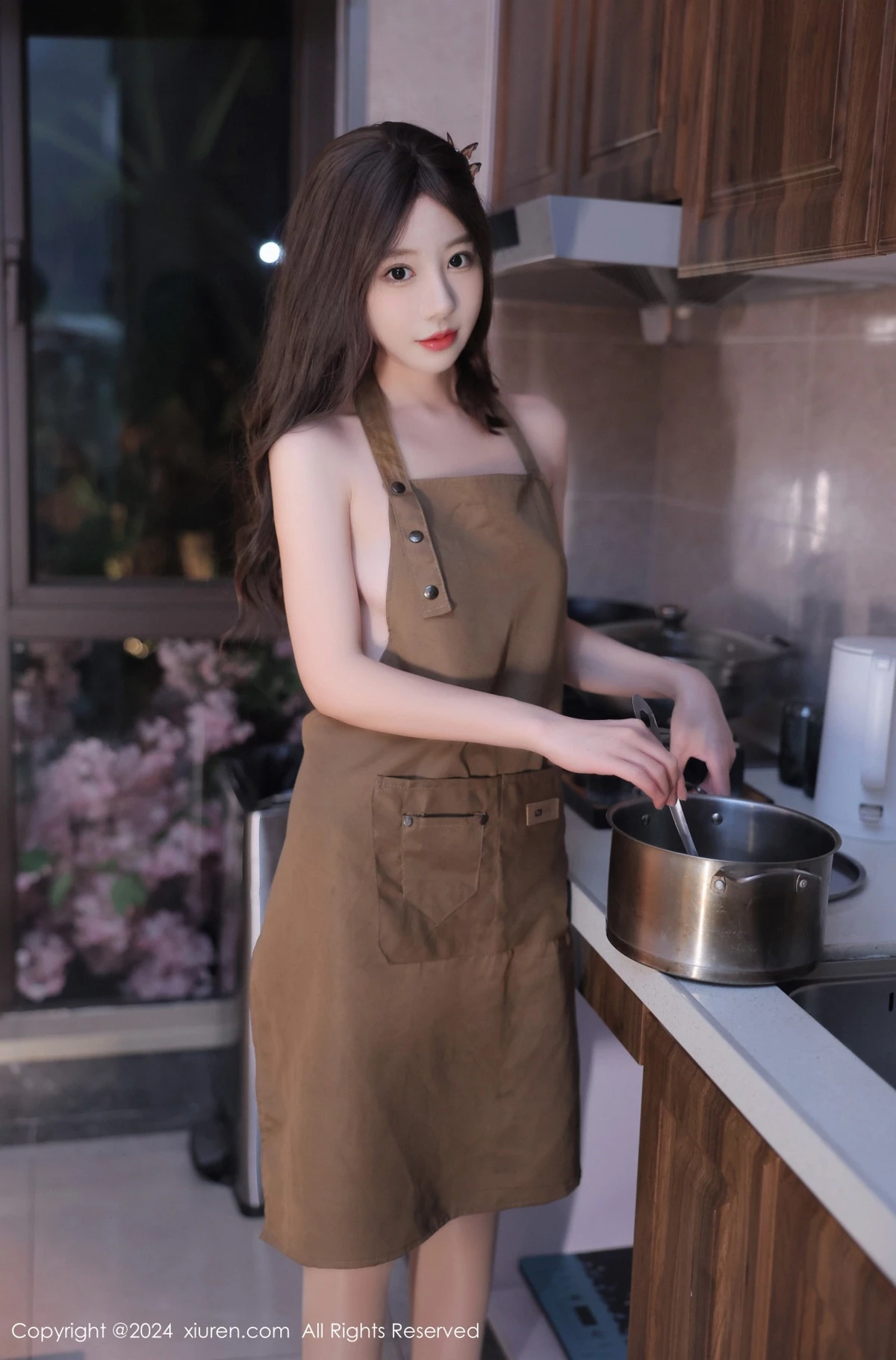 秀人集.com_[XiuRen秀人网]No.8388_模特桃妖夭性感咖啡色围裙配超薄无内肉丝秀惹火身材诱惑写真94P