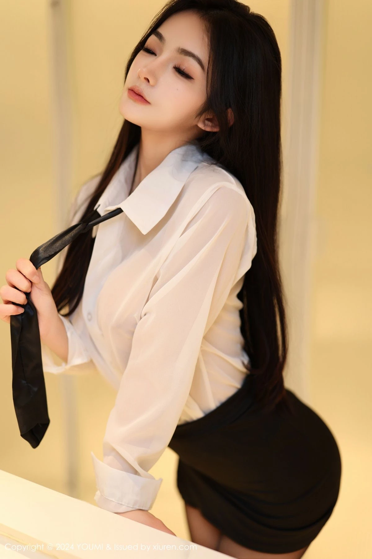 秀人集.com_[YouMi尤蜜荟]Vol.1050_模特谭小灵性感薄透白T配黑短裙露超薄黑丝秀翘臀美腿诱惑写真90P