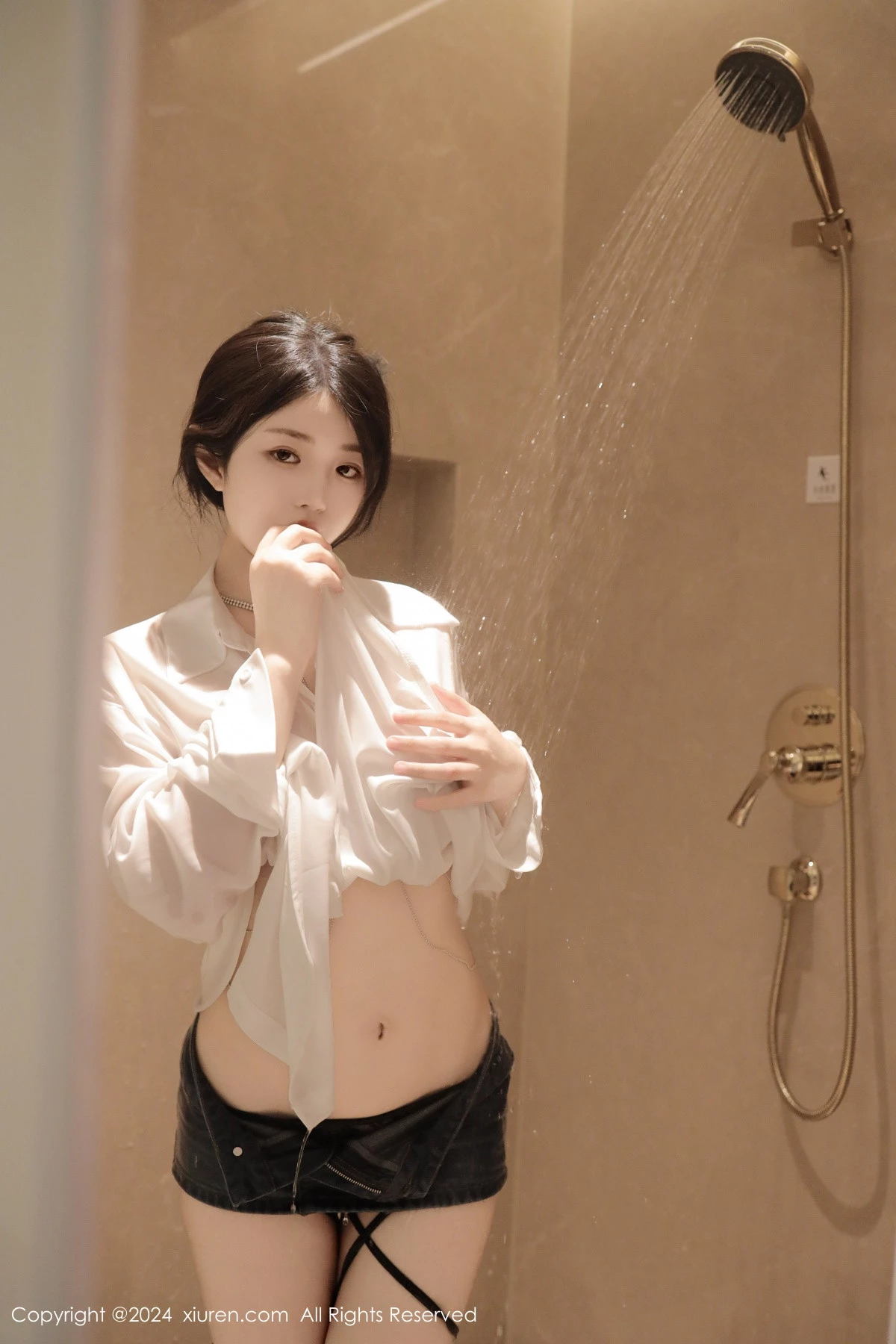 秀人集.com_[XiuRen秀人网]No.8400_模特陈小花浴室性感白色轻透上衣配牛仔短裤秀曼妙身姿诱惑写真77P