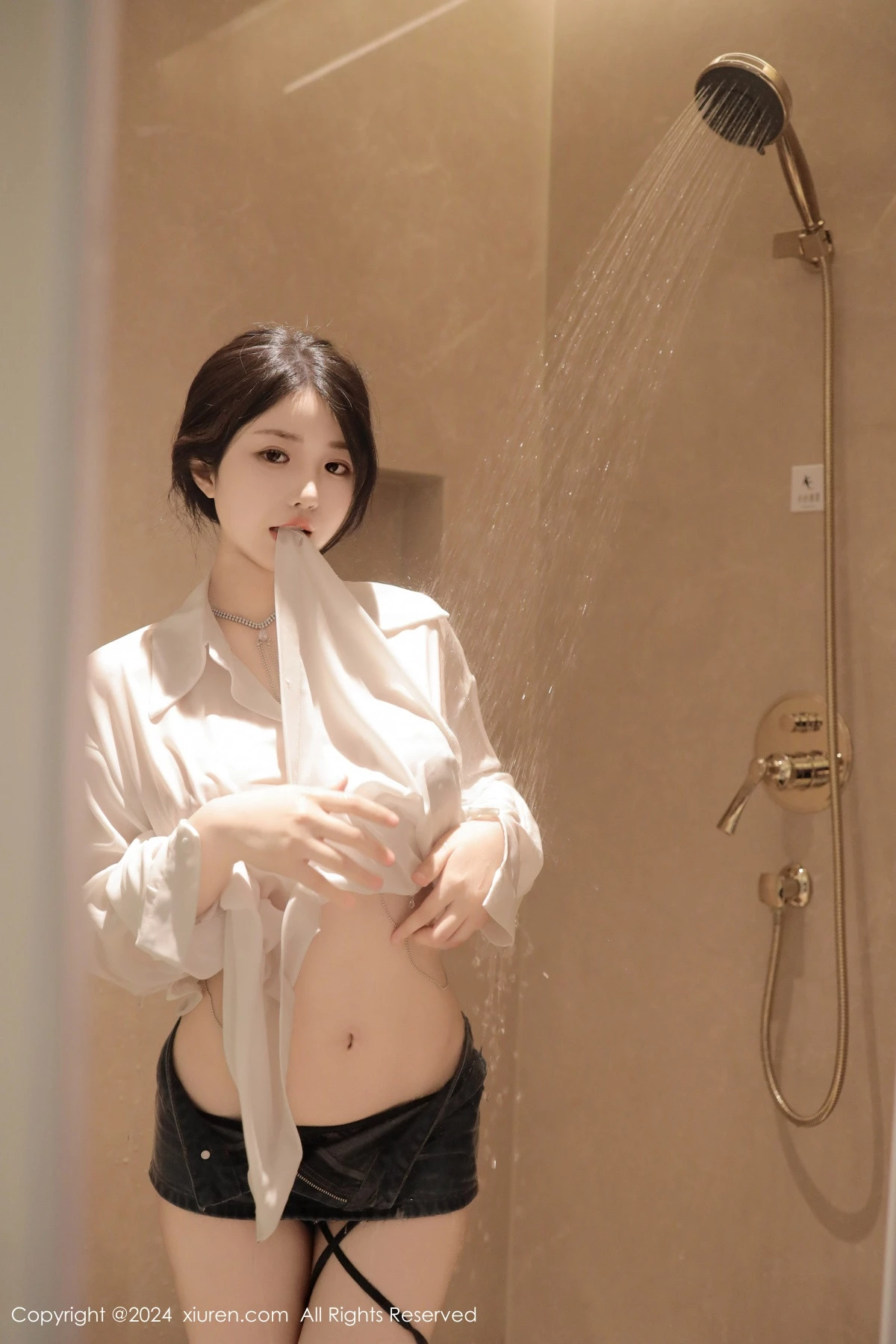 秀人集.com_[XiuRen秀人网]No.8400_模特陈小花浴室性感白色轻透上衣配牛仔短裤秀曼妙身姿诱惑写真77P