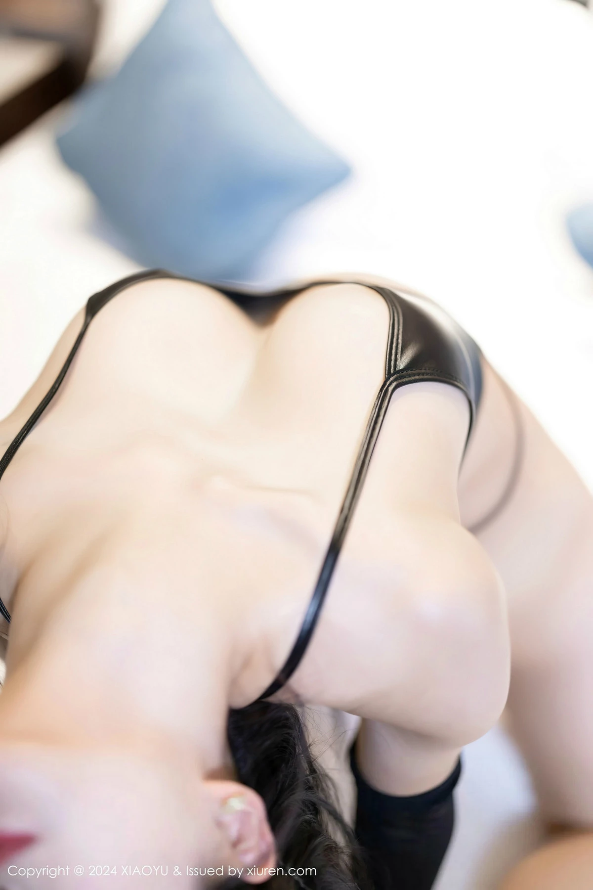 秀人集.com_[XiaoYu画语界]Vol.1235_模特苏苏阿性感浅色露肩连衣短裙配灰色丝袜秀曼妙身姿诱惑写真86P