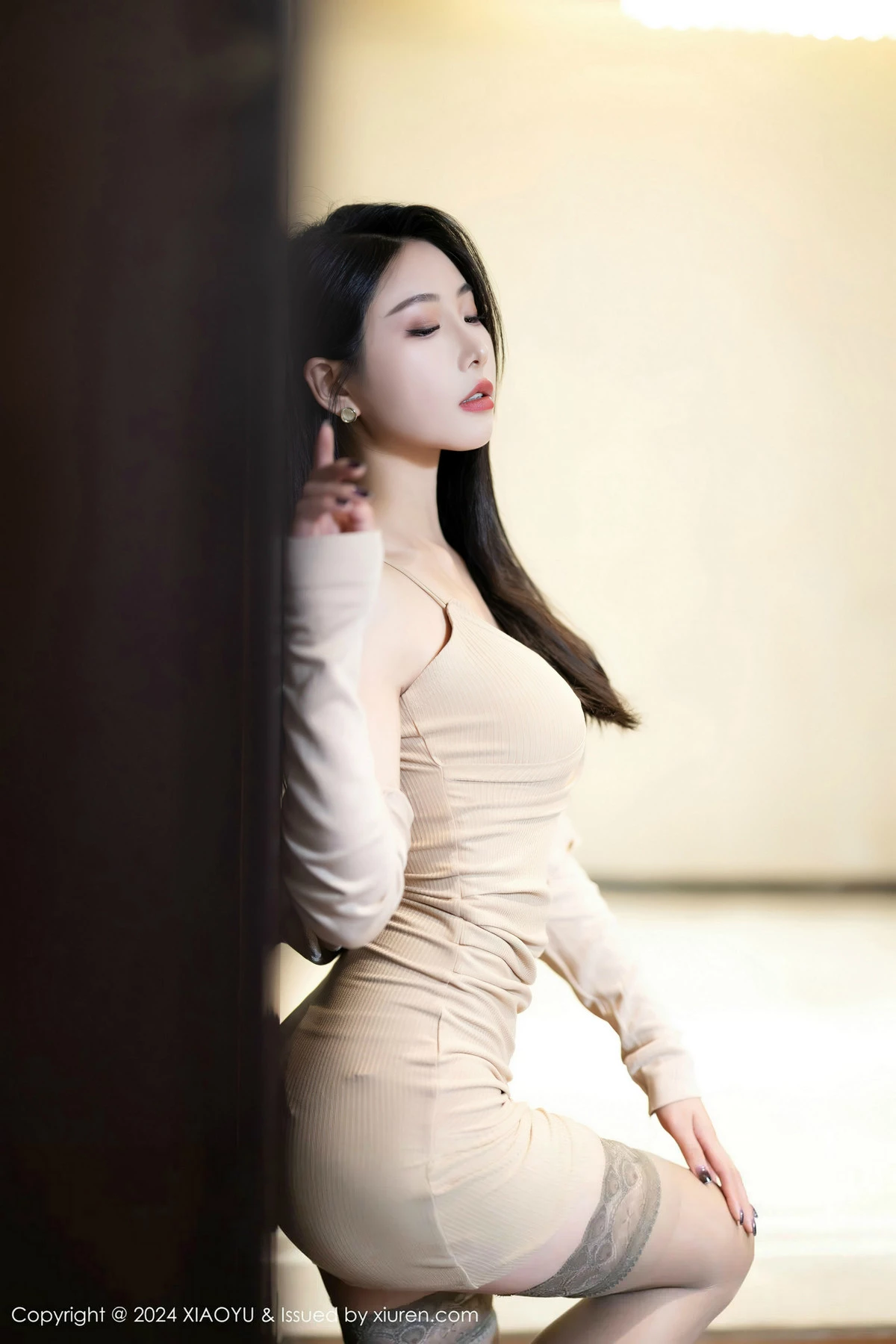 秀人集.com_[XiaoYu画语界]Vol.1235_模特苏苏阿性感浅色露肩连衣短裙配灰色丝袜秀曼妙身姿诱惑写真86P