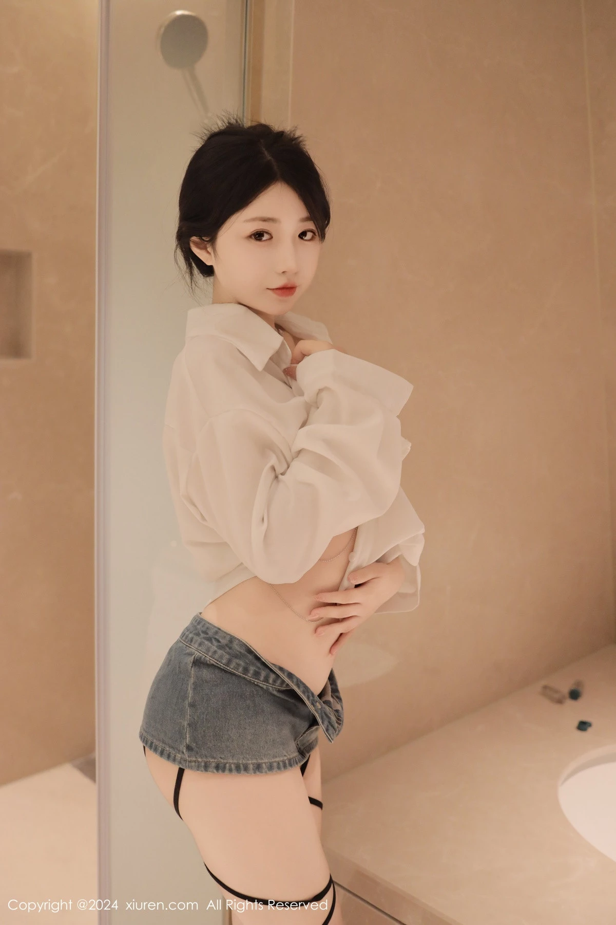 秀人集.com_[XiuRen秀人网]No.8400_模特陈小花浴室性感白色轻透上衣配牛仔短裤秀曼妙身姿诱惑写真77P