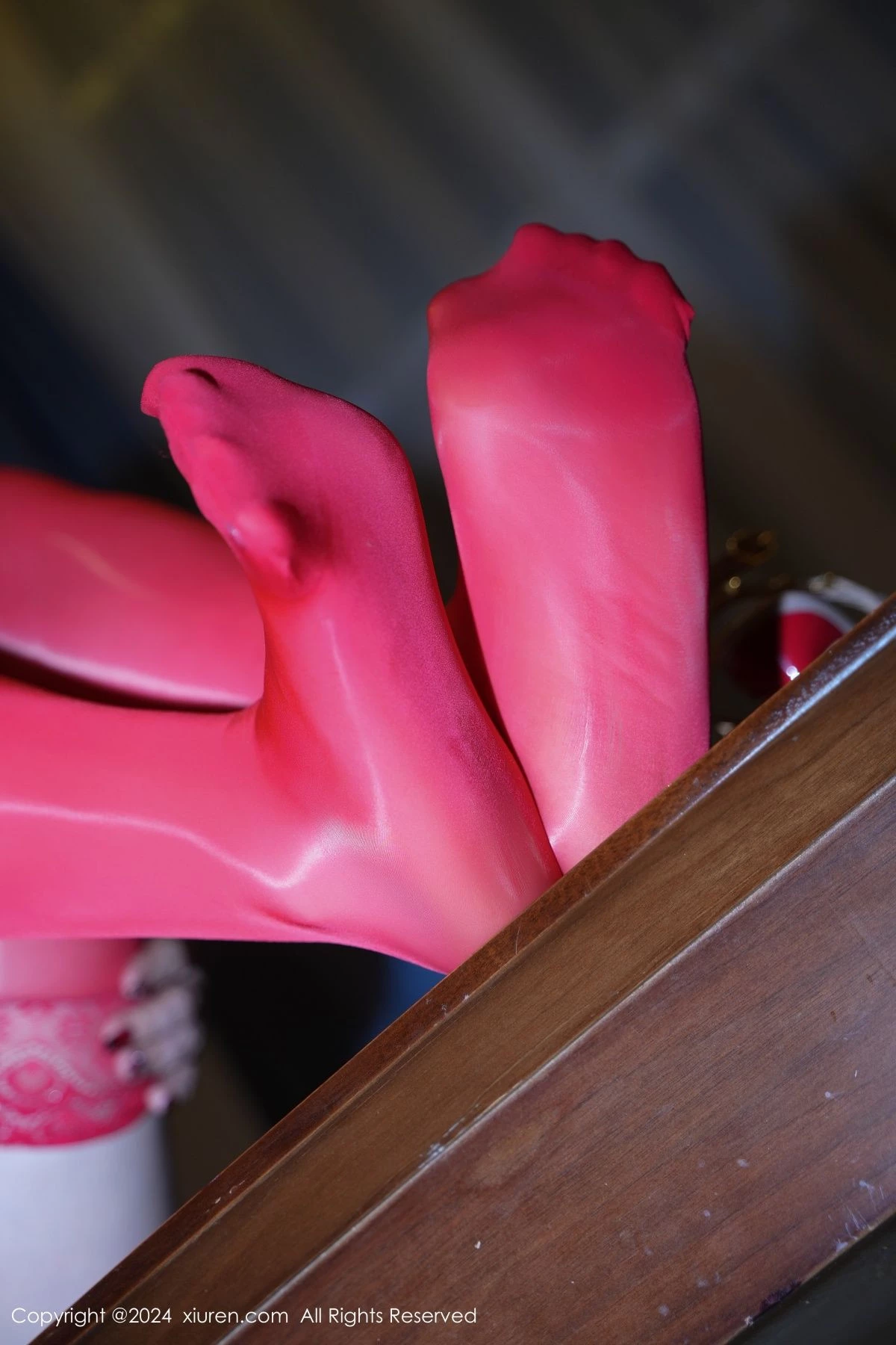 秀人集.com_[XiuRen秀人网]No.8406_模特蕾蕾醒了没性感红色连衣长裙露闪亮红丝袜秀美腿诱惑写真59P