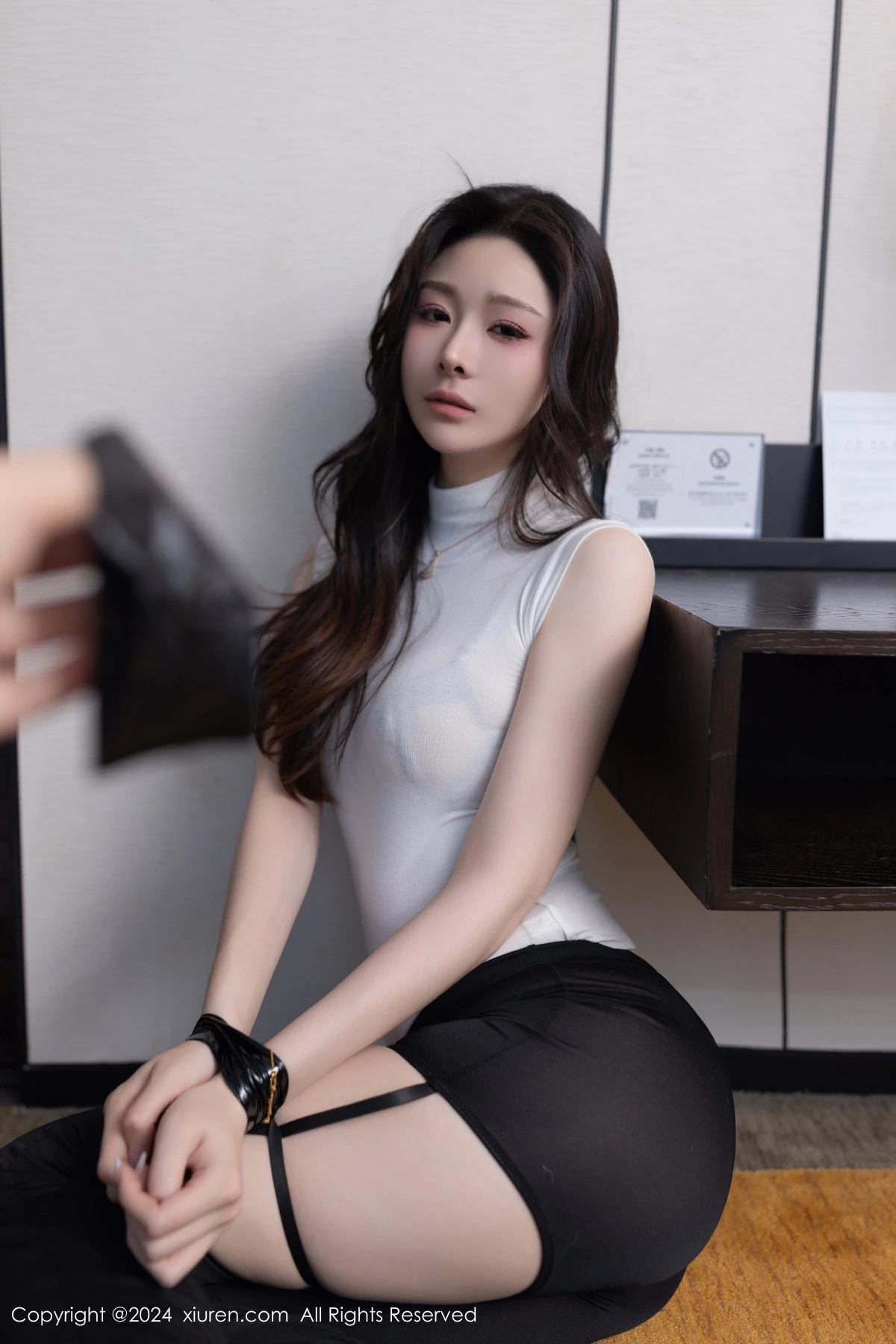 秀人集.com_[XiuRen秀人网]No.8270_模特小逗逗性感白色上衣配紧身长裤半脱秀曼妙身姿撩人诱惑写真80P