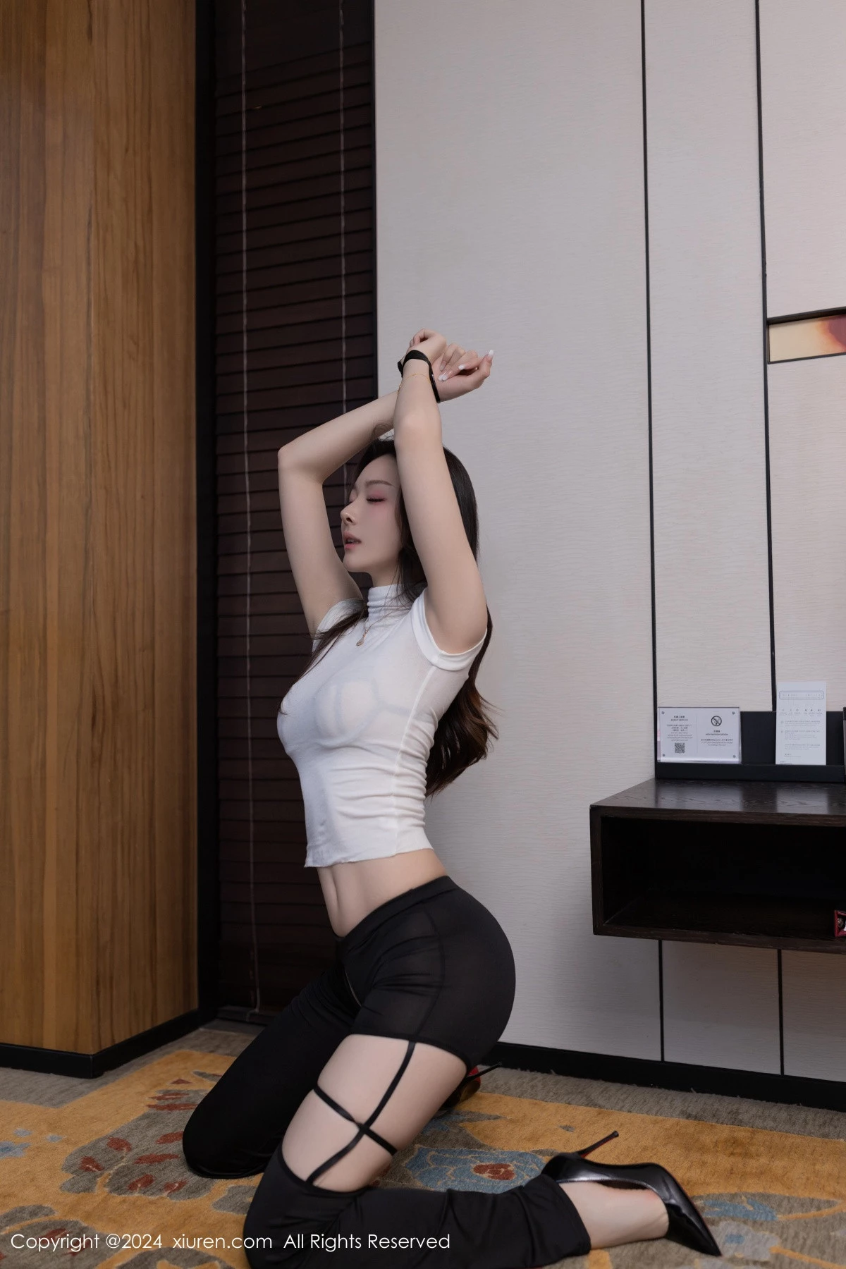 秀人集.com_[XiuRen秀人网]No.8270_模特小逗逗性感白色上衣配紧身长裤半脱秀曼妙身姿撩人诱惑写真80P