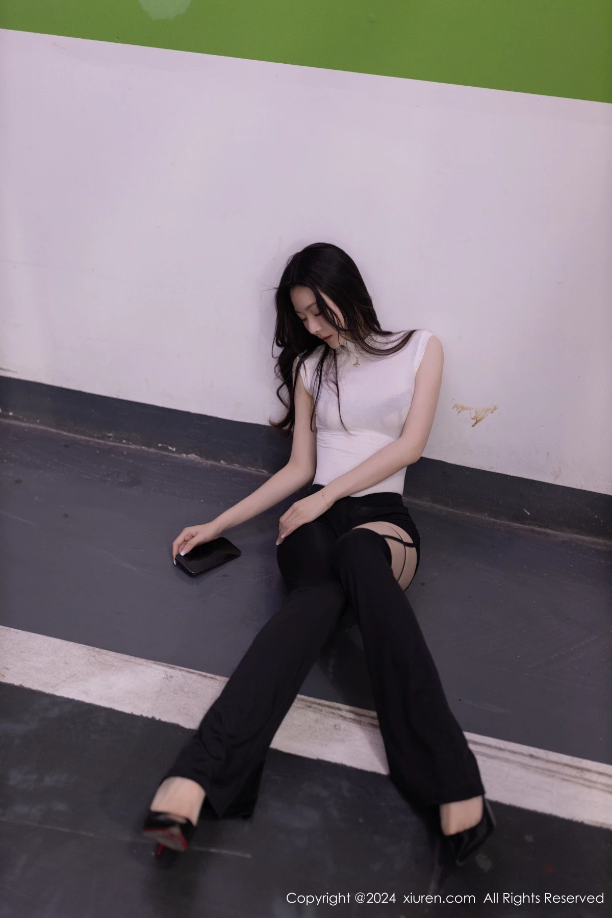 秀人集.com_[XiuRen秀人网]No.8270_模特小逗逗性感白色上衣配紧身长裤半脱秀曼妙身姿撩人诱惑写真80P