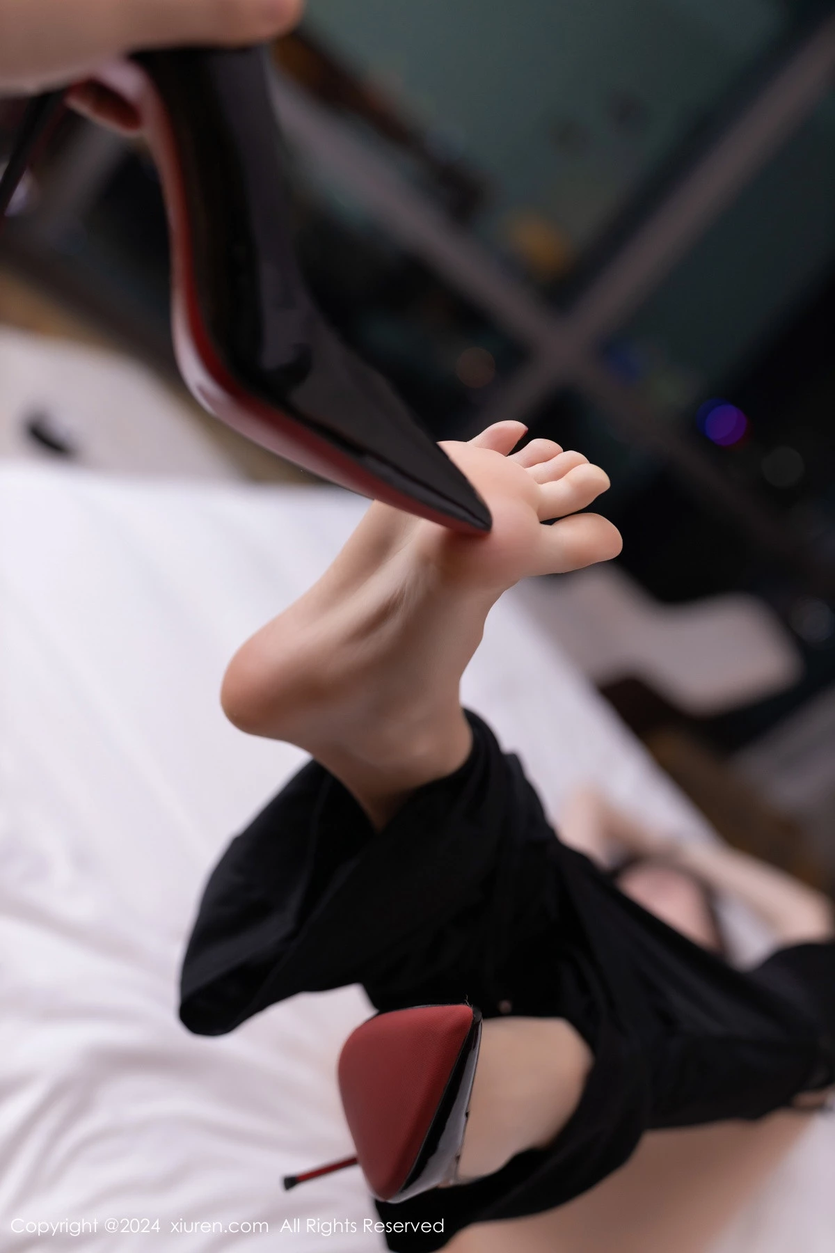 秀人集.com_[XiuRen秀人网]No.8270_模特小逗逗性感白色上衣配紧身长裤半脱秀曼妙身姿撩人诱惑写真80P