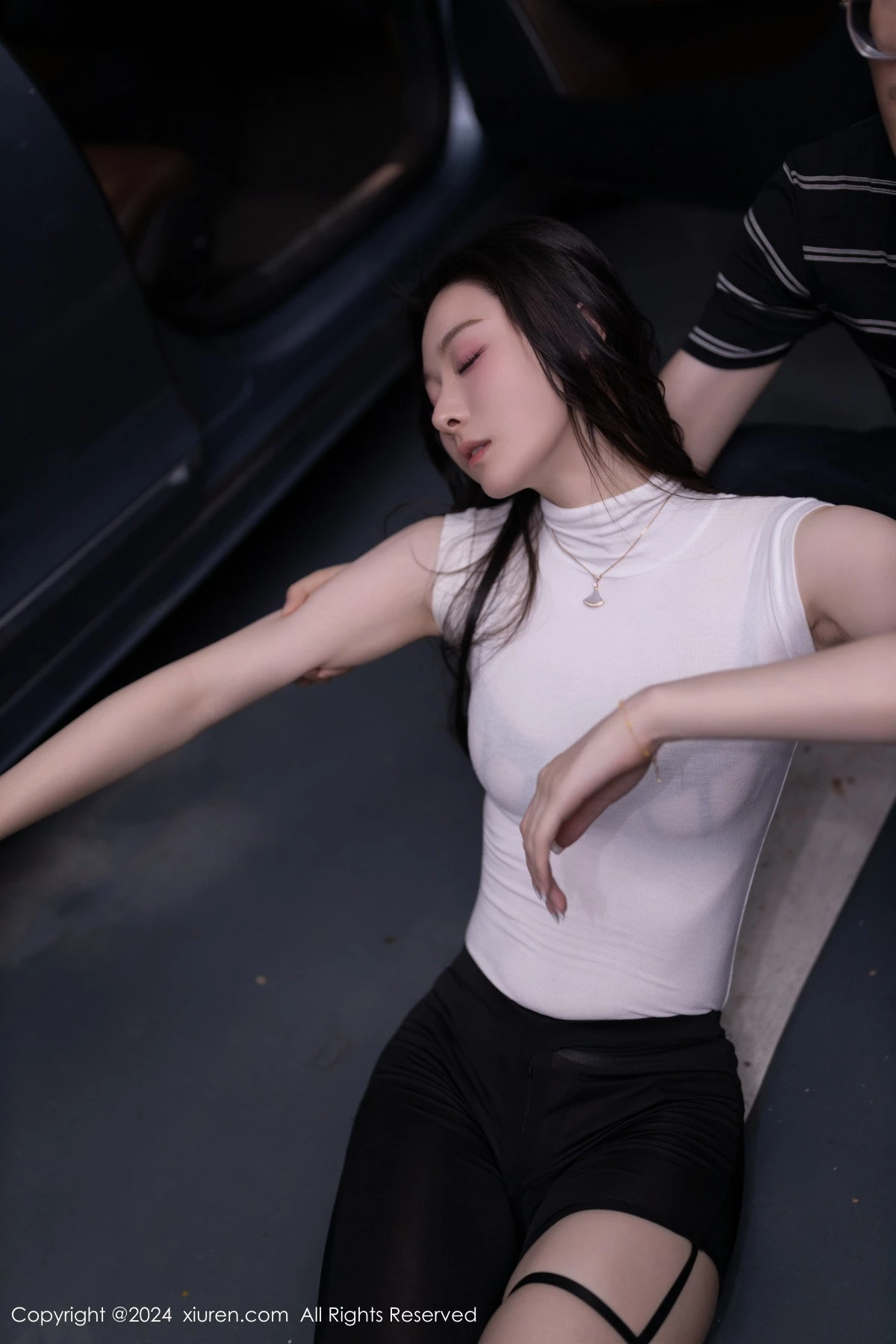 秀人集.com_[XiuRen秀人网]No.8270_模特小逗逗性感白色上衣配紧身长裤半脱秀曼妙身姿撩人诱惑写真80P