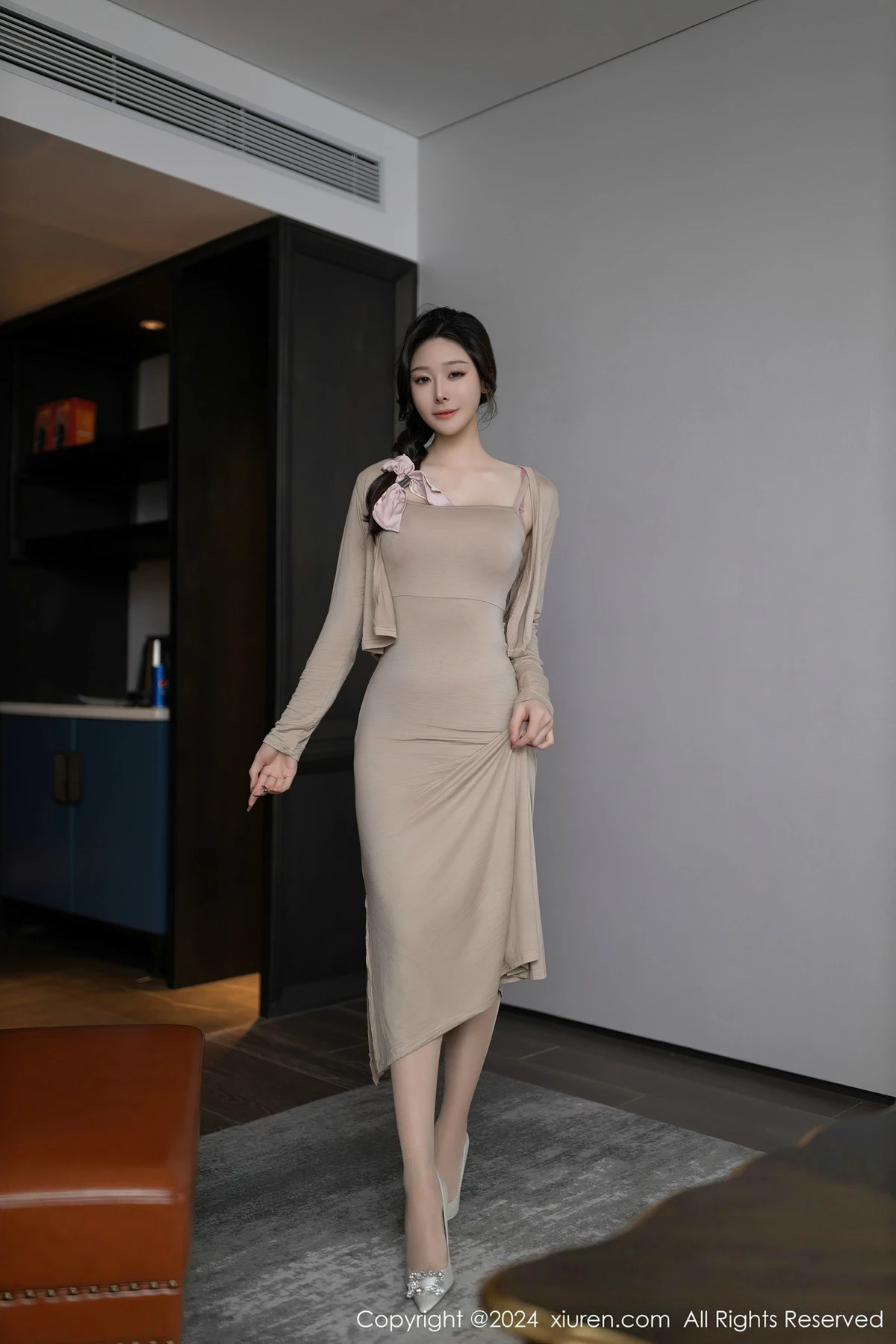 秀人集.com_[XiuRen秀人网]No.8417_模特小逗逗性感轻透连衣长裙配超薄肉丝秀曼妙身姿惹火诱惑写真84P