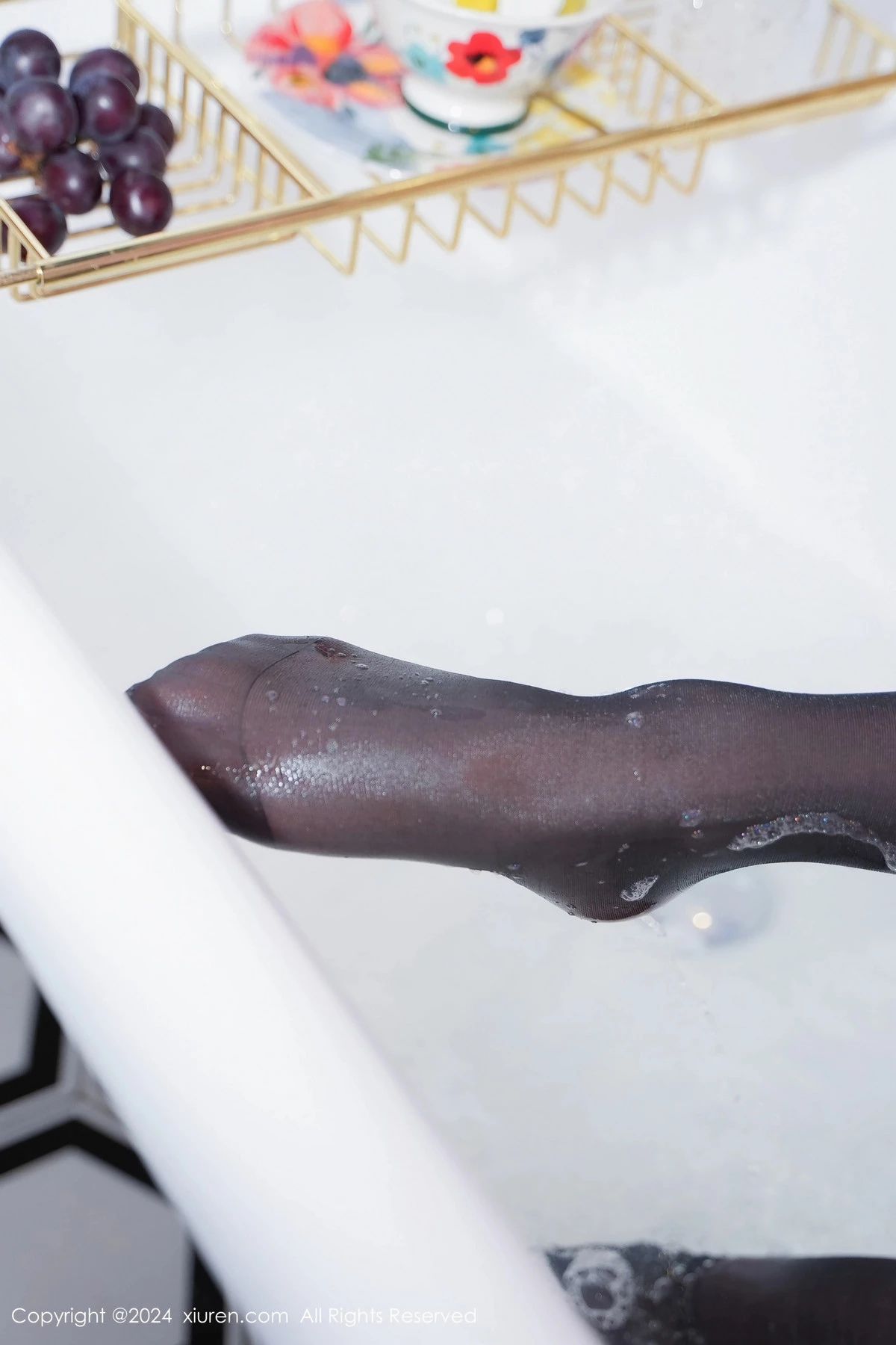 秀人集.com_[XiuRen秀人网]No.8283_模特苏曼兮浴室场景性感白色连衣裙配黑丝袜秀丰腴美臀诱惑写真84P