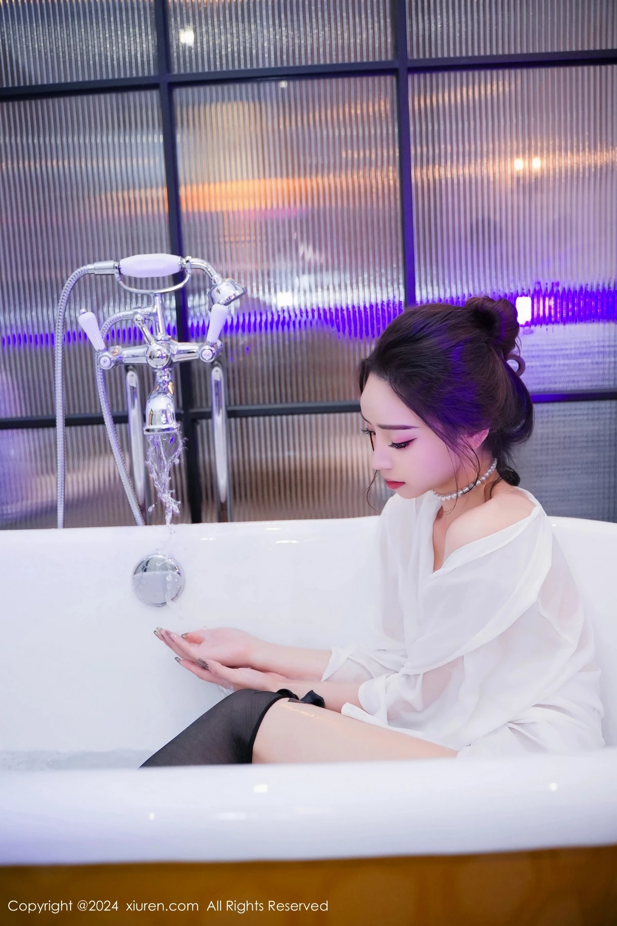 秀人集.com_[XiuRen秀人网]No.8283_模特苏曼兮浴室场景性感白色连衣裙配黑丝袜秀丰腴美臀诱惑写真84P