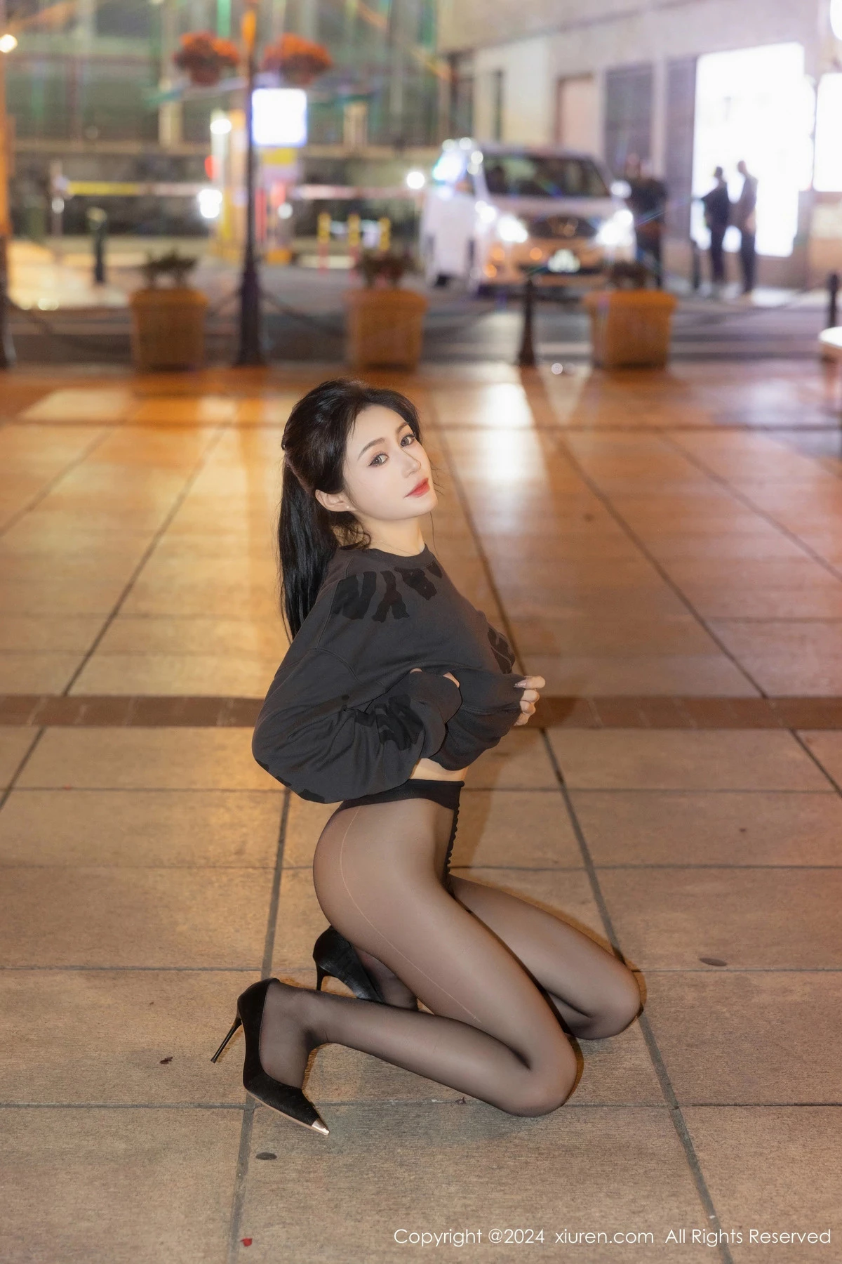 秀人集.com_[XiuRen秀人网]No.8285_模特林幼一户外性感灰色卫衣配超薄无内黑丝秀翘臀美腿诱惑写真56P