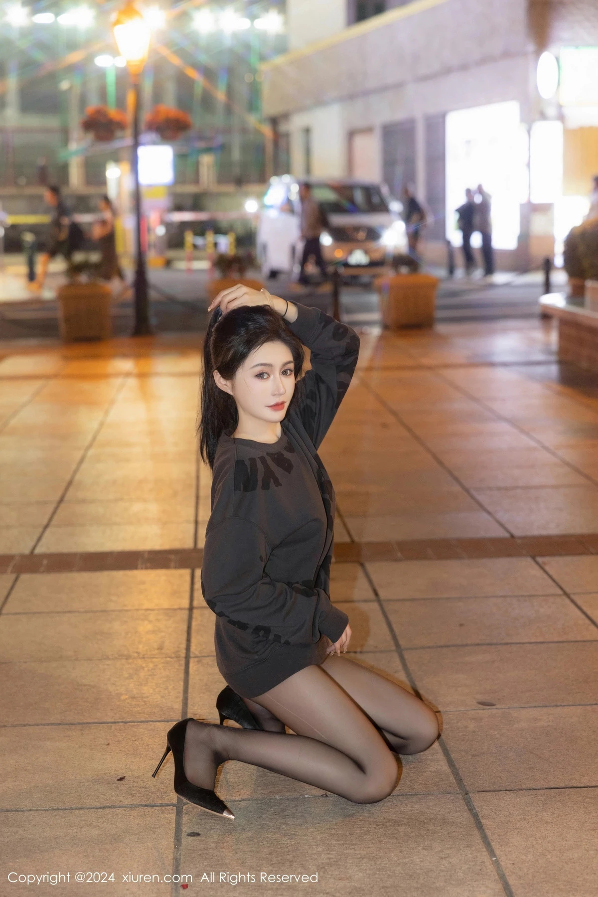 秀人集.com_[XiuRen秀人网]No.8285_模特林幼一户外性感灰色卫衣配超薄无内黑丝秀翘臀美腿诱惑写真56P