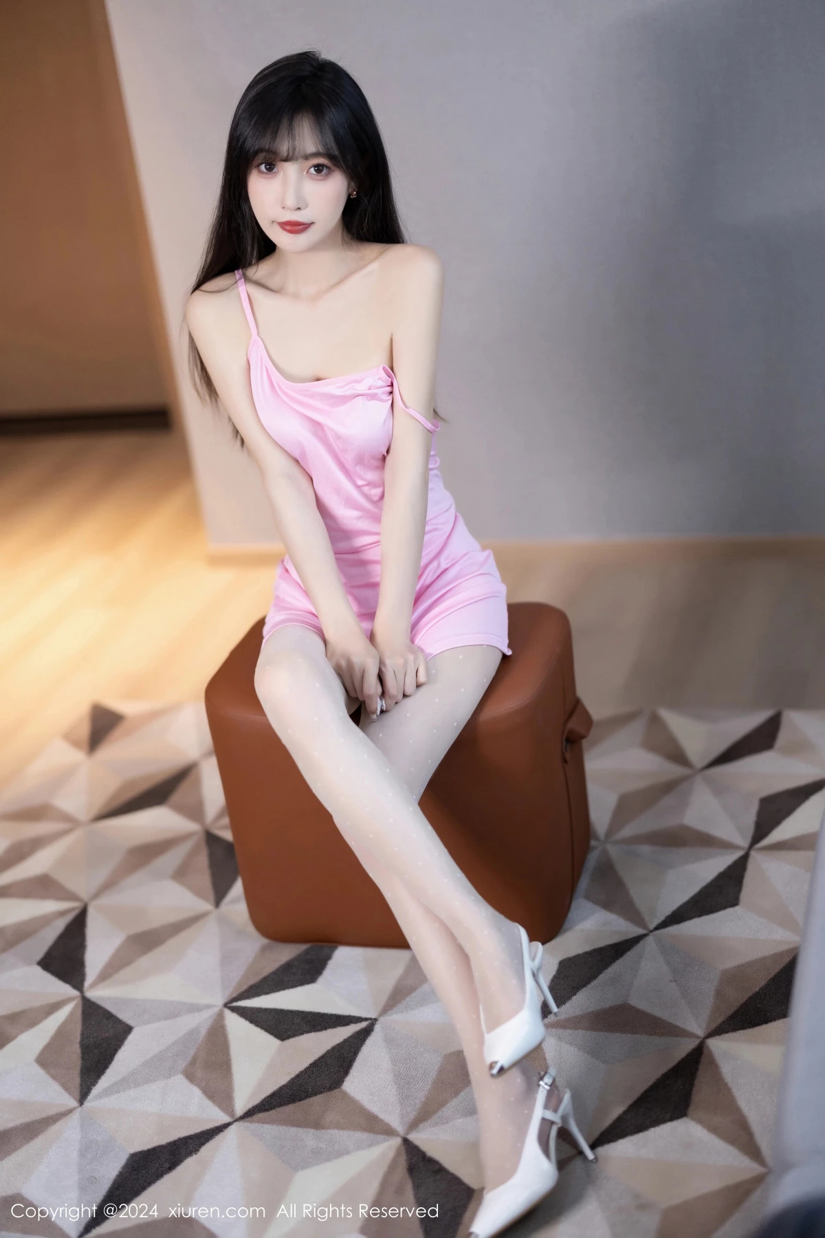 秀人集.com_[XiuRen秀人网]No.8474_模特林星阑性感粉色露肩连衣短裙配白丝袜秀曼妙身姿诱惑写真92P