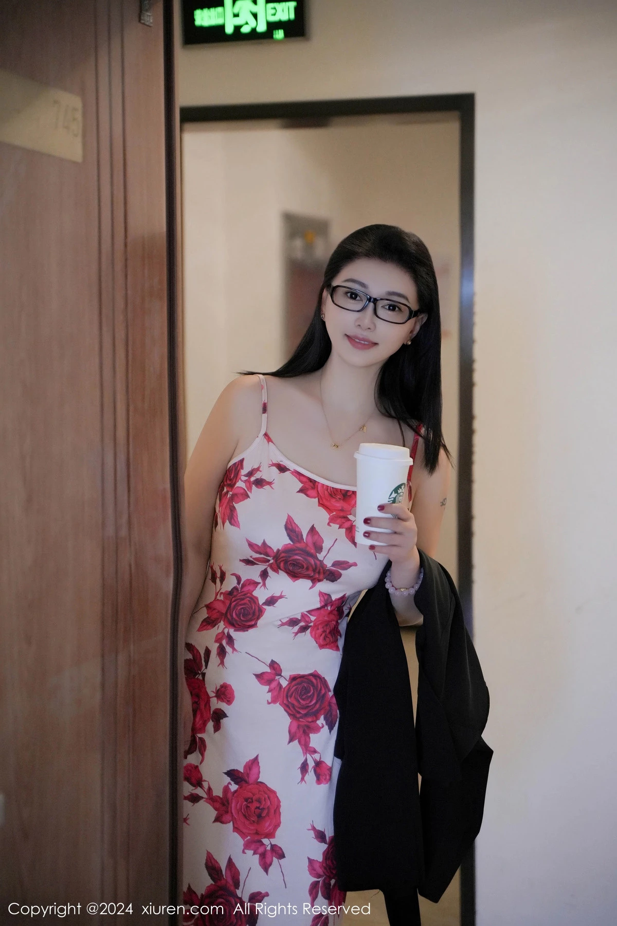 秀人集.com_[XiuRen秀人网]No.8468_模特雅茹老师厨房场景性感红色图案长裙秀柔美身姿完美诱惑写真79P