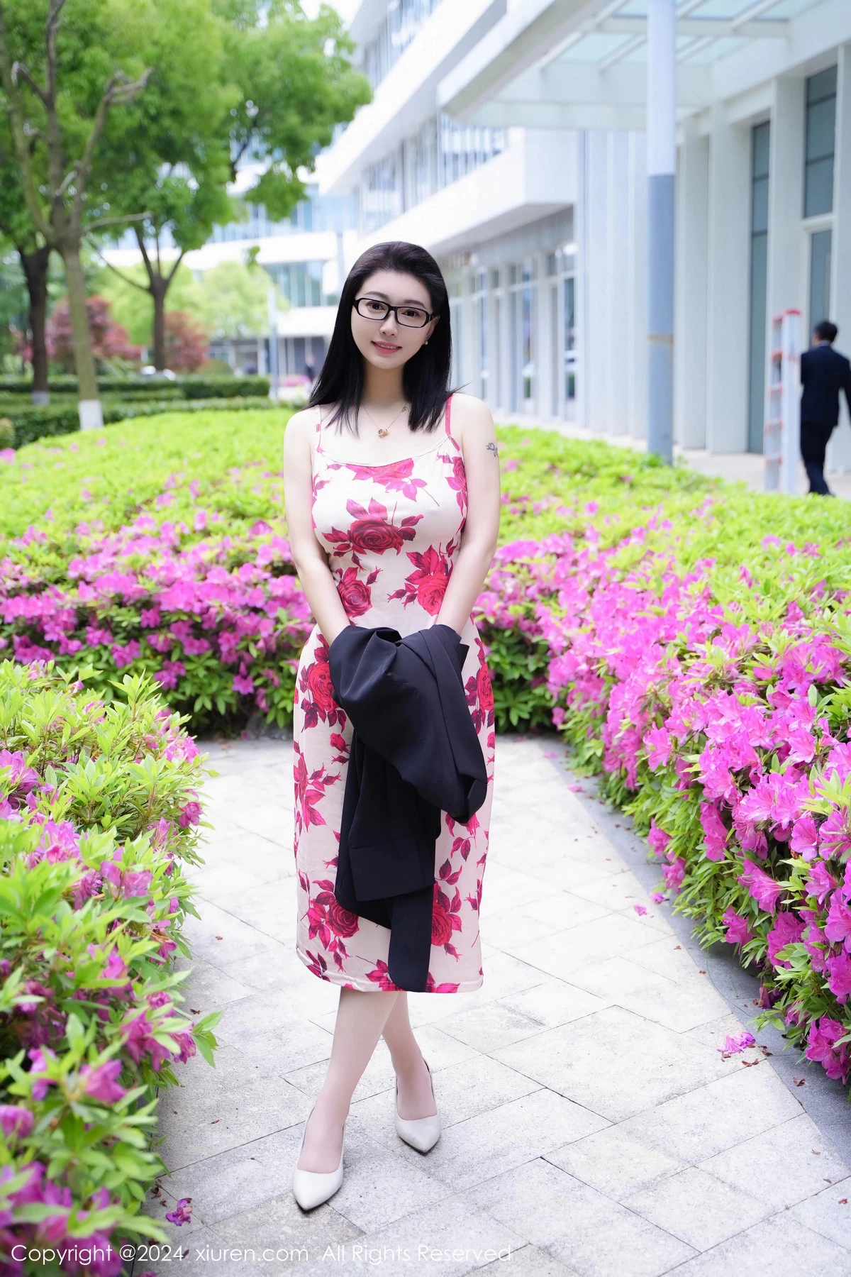 秀人集.com_[XiuRen秀人网]No.8468_模特雅茹老师厨房场景性感红色图案长裙秀柔美身姿完美诱惑写真79P