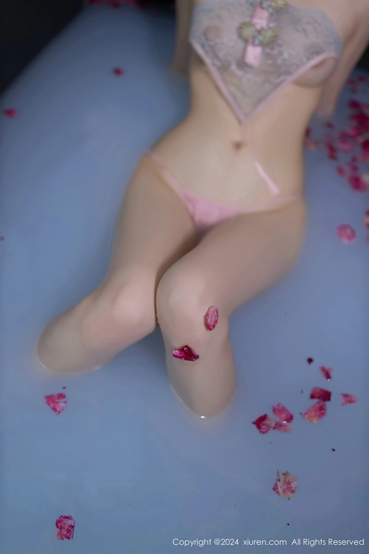 秀人集.com_[XiuRen秀人网]No.8428_模特鱼子酱Fish浴池场景性感粉色布兜内衣秀惹火身材诱惑写真81P