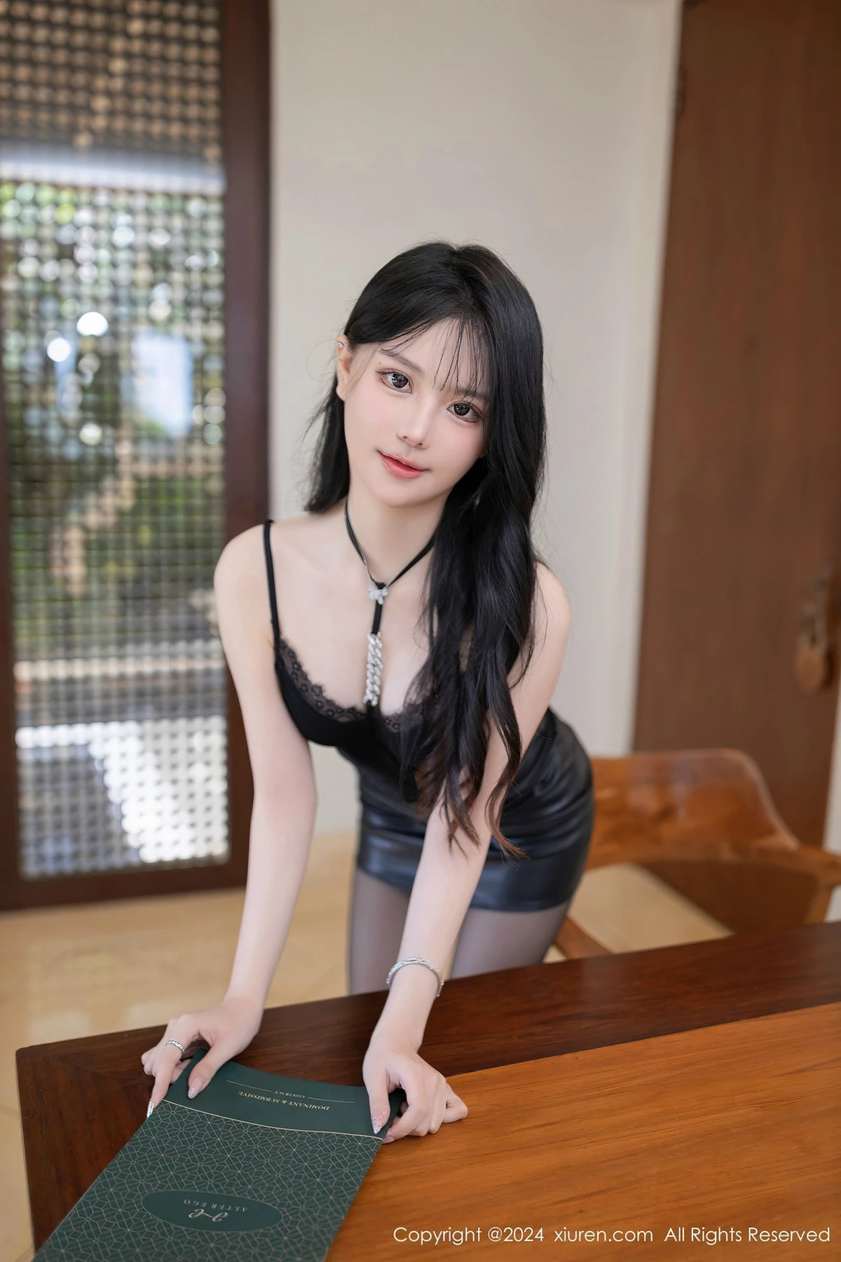 秀人集.com_[XiuRen秀人网]No.8426_模特幼幼性感黑色露肩吊带露黑色内衣配开档黑丝极致魅惑写真77P