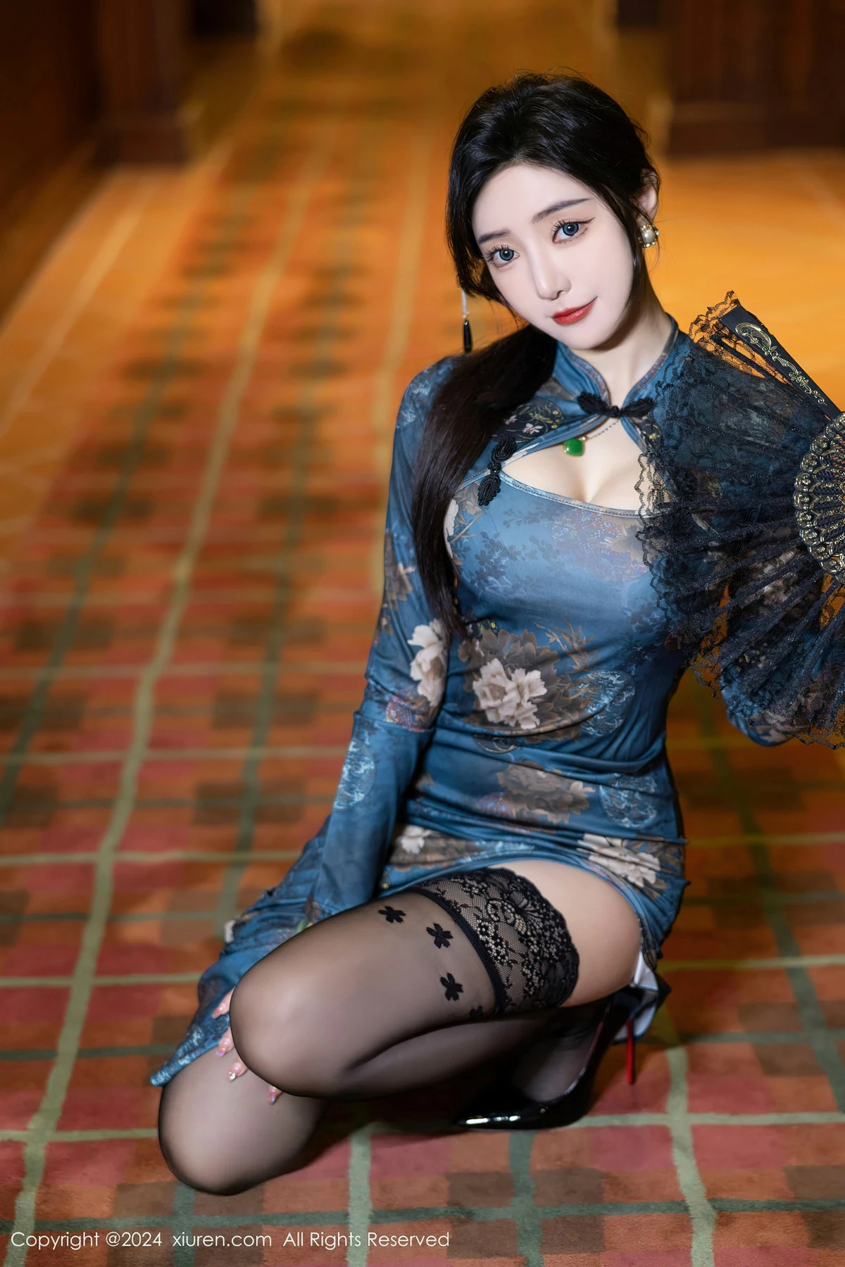 秀人集.com_[XiuRen秀人网]No.8425_女神王馨瑶yanni性感蓝色图案旗袍配超薄黑丝秀完美身材迷人写真82P