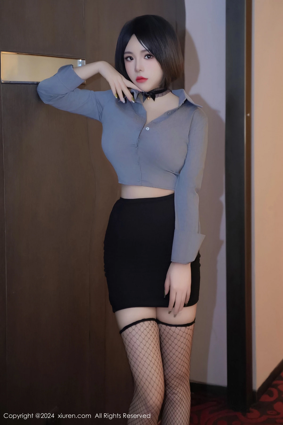 秀人集.com_[XiuRen秀人网]No.8435_模特陆萱雅性感灰色衬衫配黑短裙露黑丝网袜秀翘臀美腿诱惑写真68P