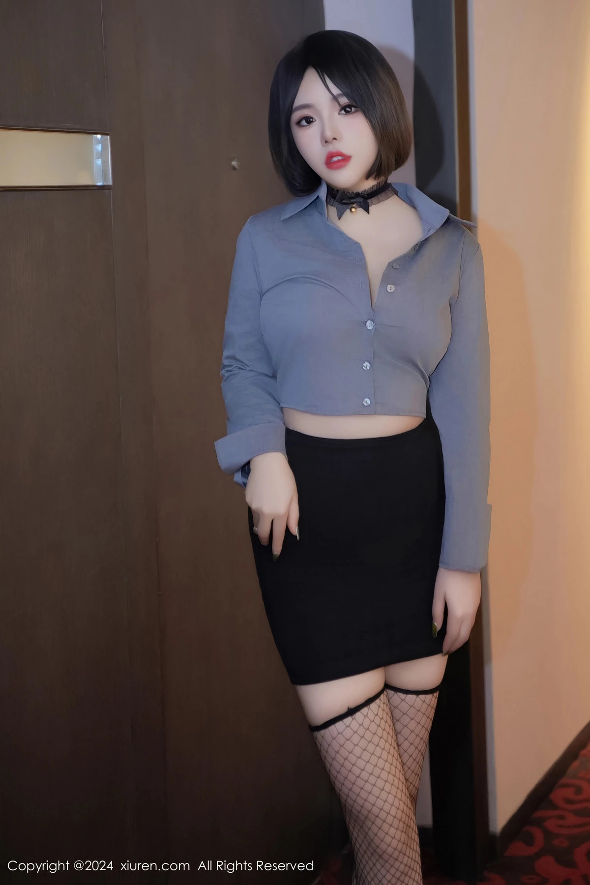 秀人集.com_[XiuRen秀人网]No.8435_模特陆萱雅性感灰色衬衫配黑短裙露黑丝网袜秀翘臀美腿诱惑写真68P