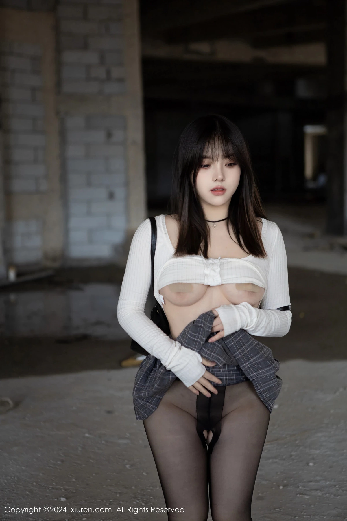 秀人集.com_[XiuRen秀人网]No.8439_模特豆瓣酱捆绑主题性感白色上衣配开档黑丝秀丰满身材诱惑写真85P