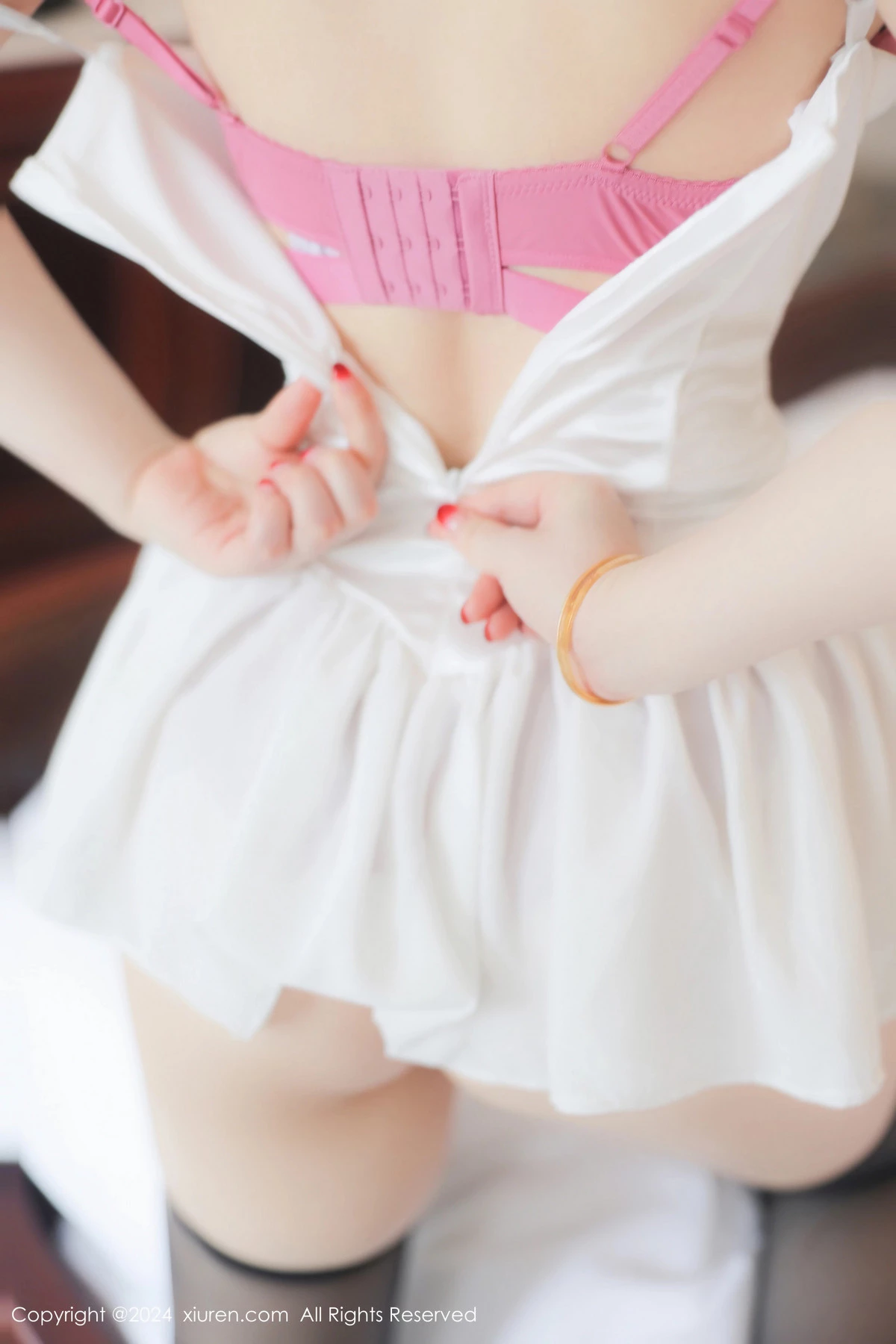 秀人集.com_[XiuRen秀人网]No.8436_模特诗诗kiki白色吊带短裙露粉色内衣配黑丝袜秀惹火身材诱惑写真83P