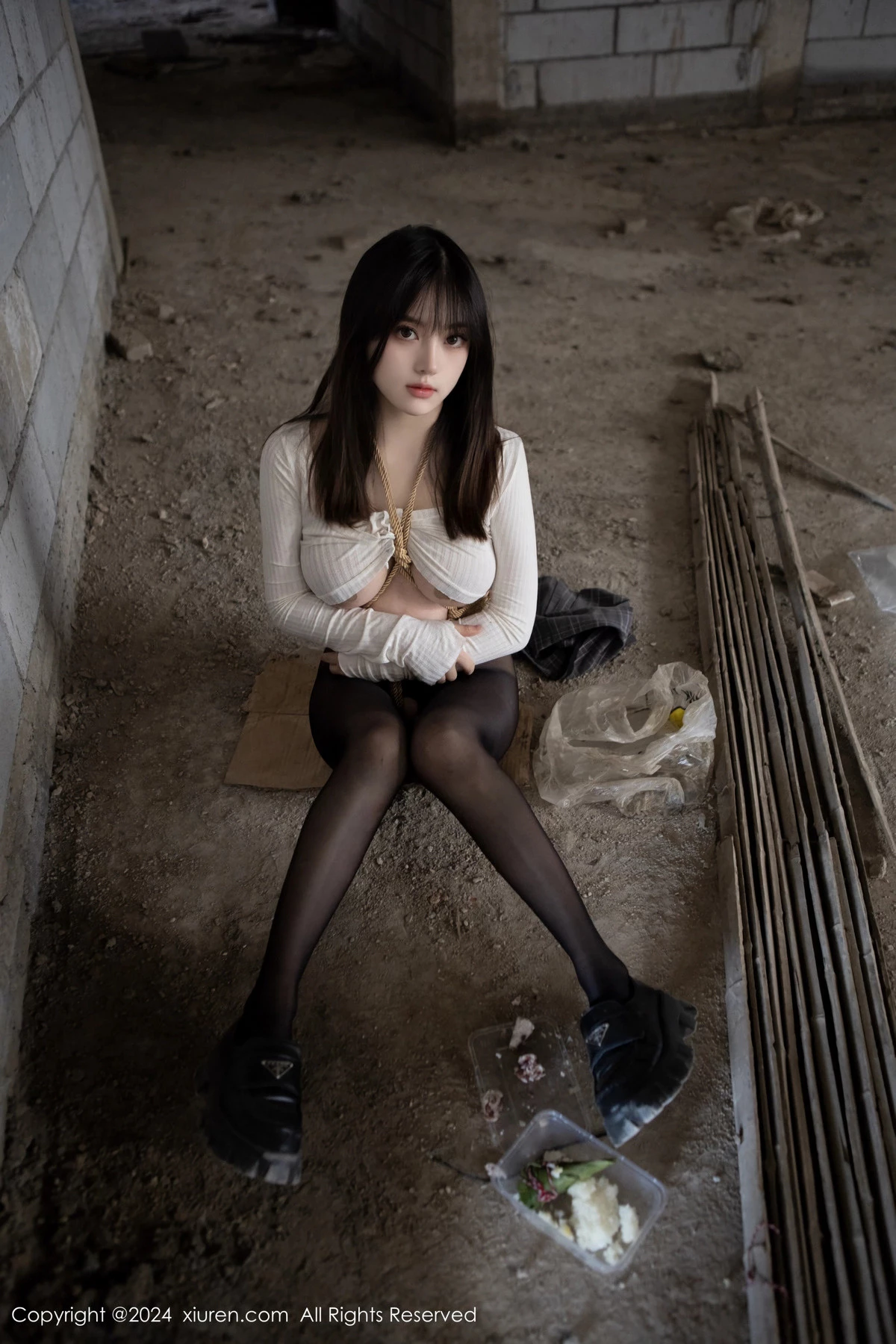 秀人集.com_[XiuRen秀人网]No.8439_模特豆瓣酱捆绑主题性感白色上衣配开档黑丝秀丰满身材诱惑写真85P