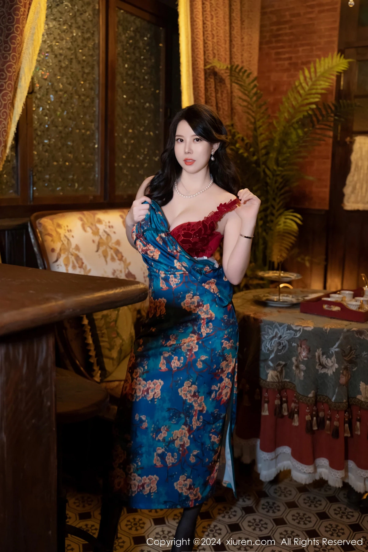 秀人集.com_[XiuRen秀人网]No.8476_模特白茹雪性感深色旗袍露红色内衣配黑丝袜秀完美身材诱惑写真60P