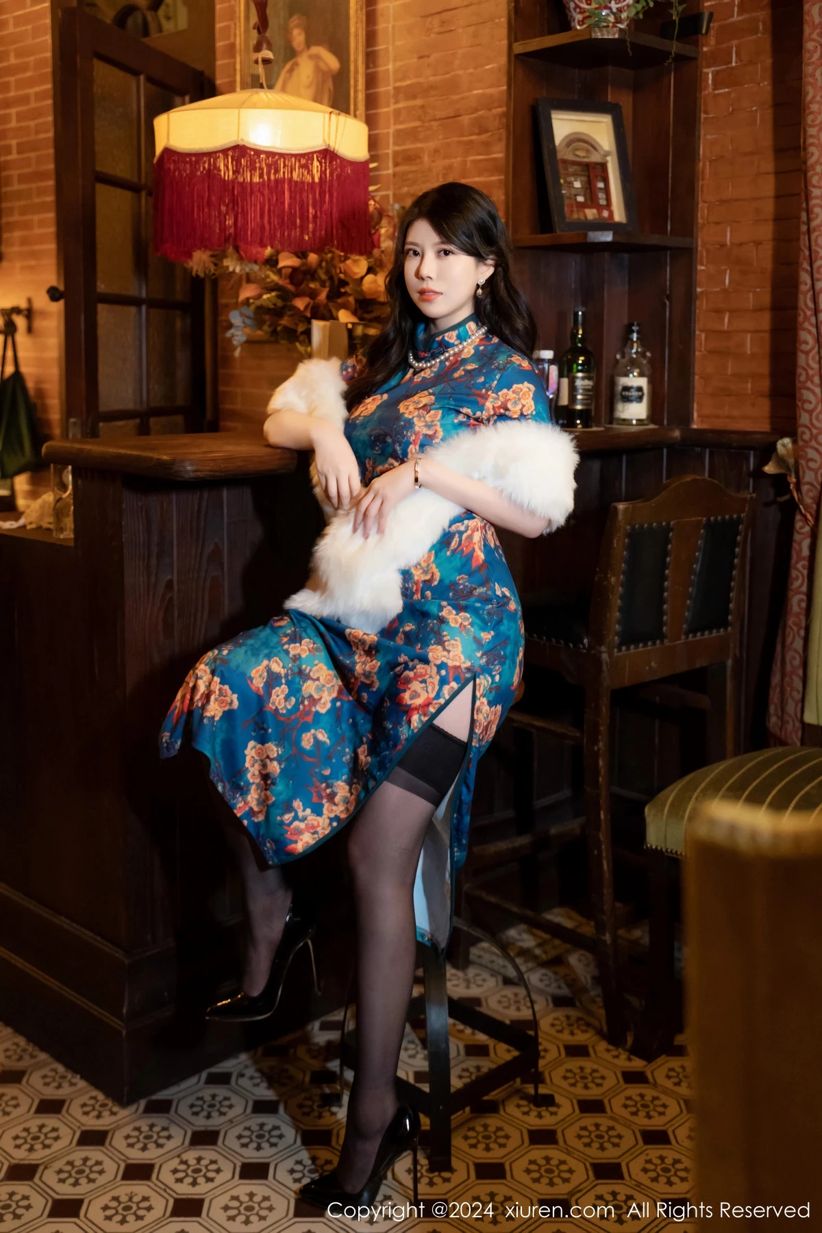 秀人集.com_[XiuRen秀人网]No.8476_模特白茹雪性感深色旗袍露红色内衣配黑丝袜秀完美身材诱惑写真60P