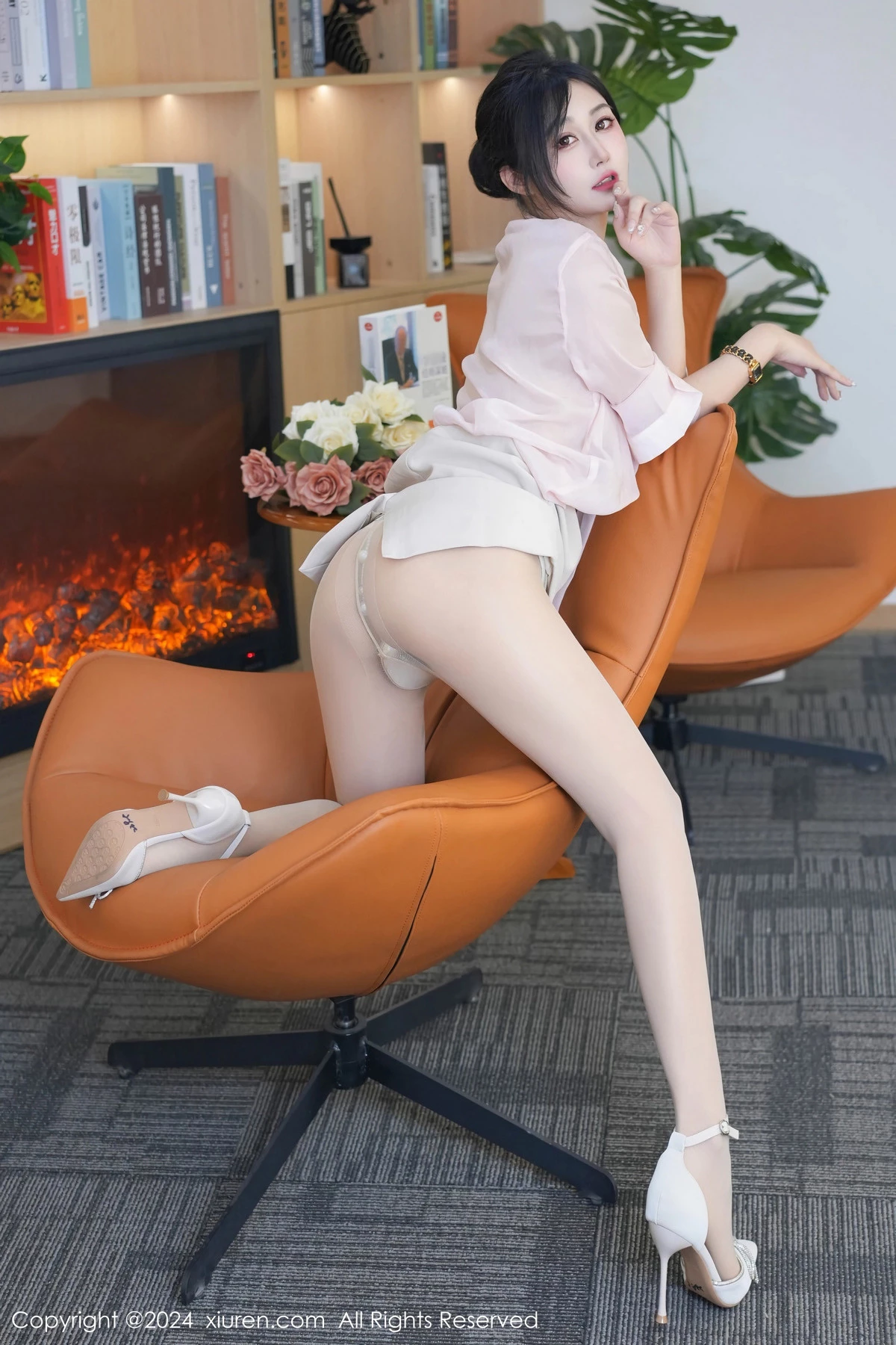 秀人集.com_[XiuRen秀人网]No.8477_模特laura阿姣性感粉色上衣配白短裙露超薄肉丝秀美腿诱惑写真70P