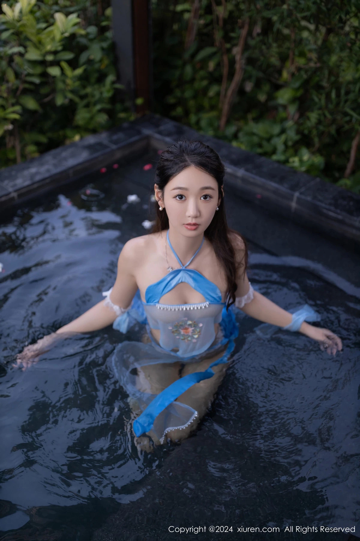 秀人集.com_[XiuRen秀人网]No.8492_模特唐安琪户外泳池性感蓝色古装薄纱服饰秀柔美身段诱惑写真81P