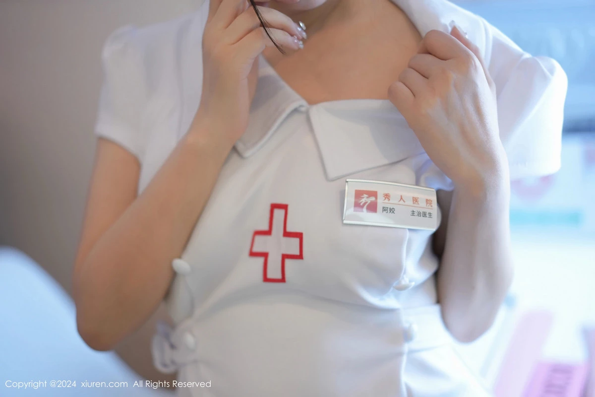 秀人集.com_[XiuRen秀人网]No.8512_模特laura阿姣性感白色护士服配黑丝袜半脱秀豪乳翘臀诱惑写真87P