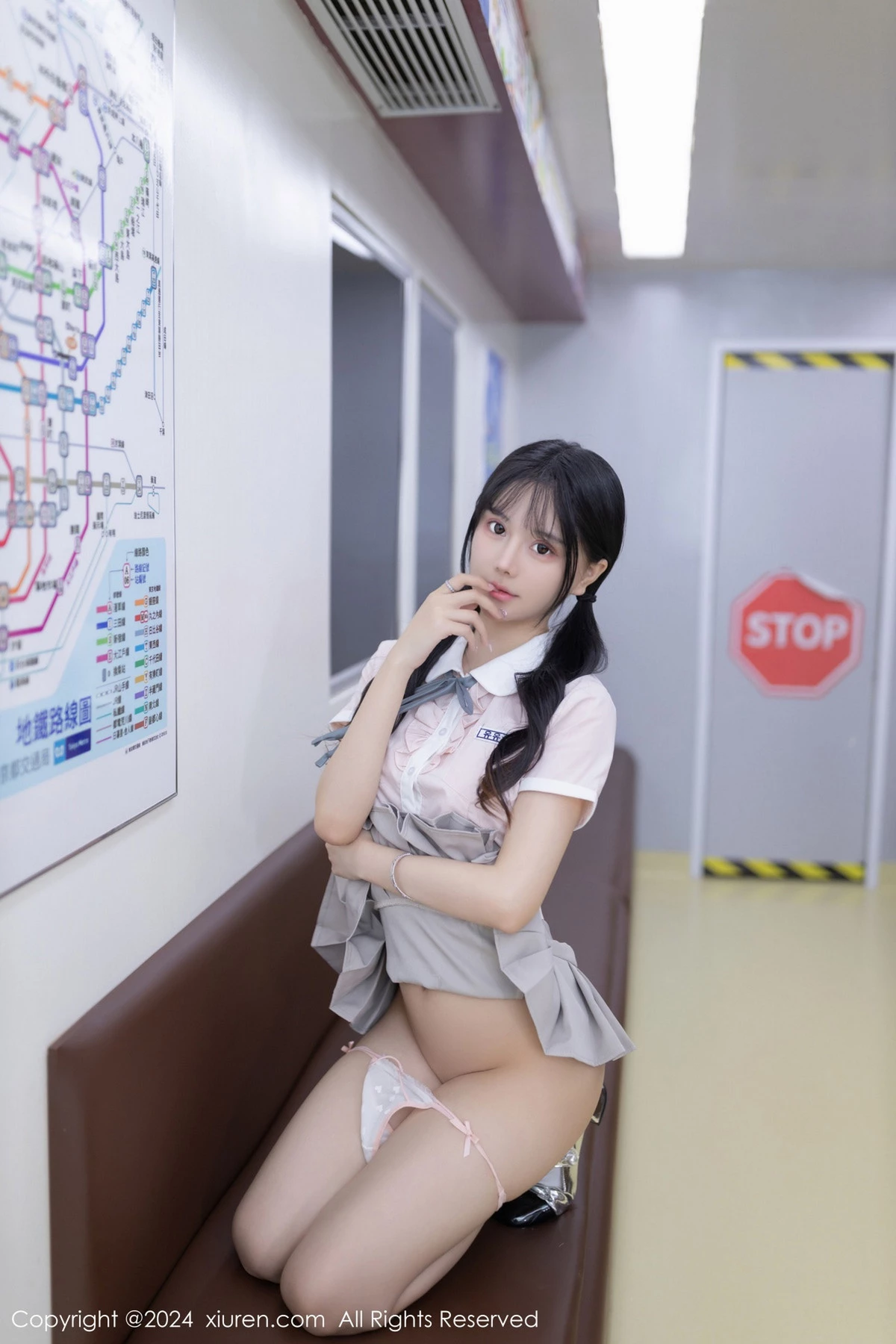 秀人集.com_[XiuRen秀人网]No.8515_模特幼幼地铁场景性感浅色学妹制服半脱秀完美身材迷人诱惑写真80P