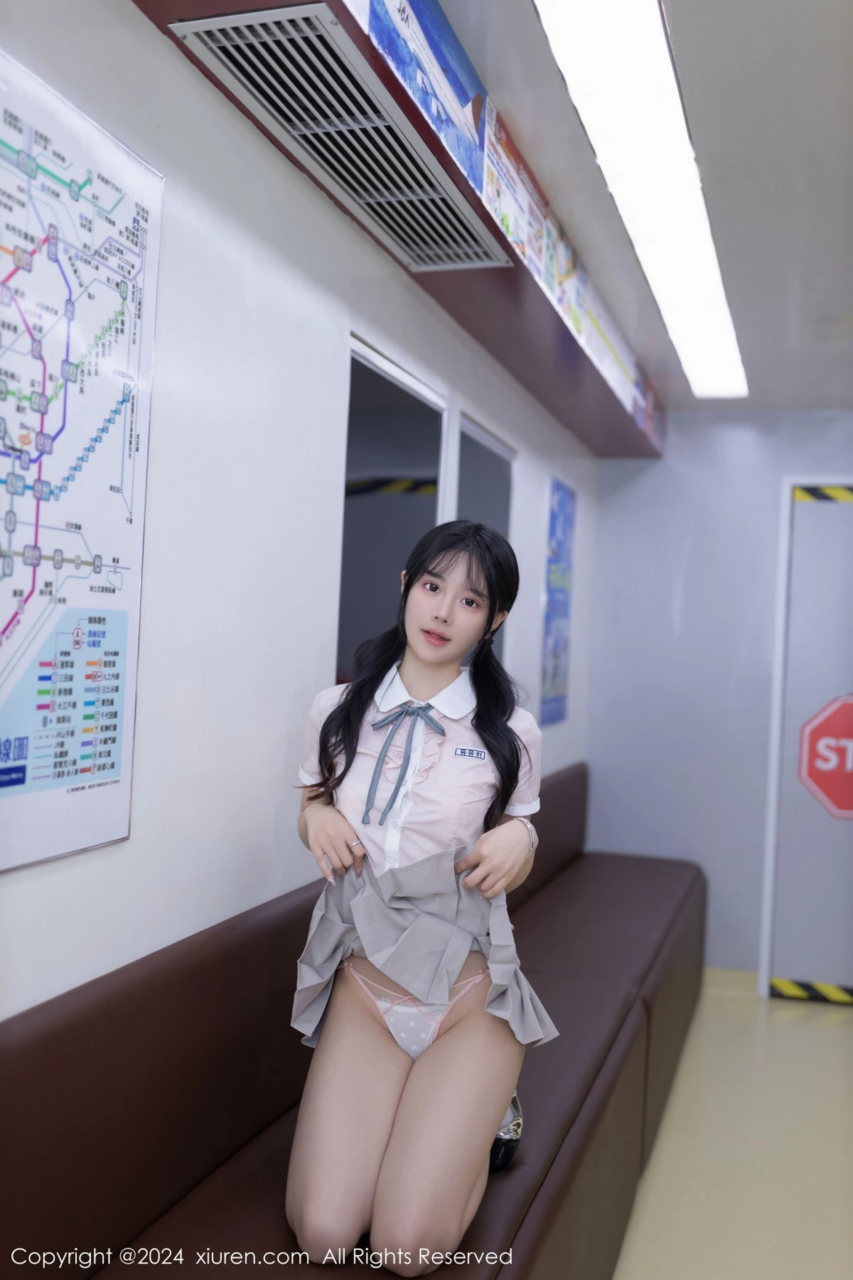 秀人集.com_[XiuRen秀人网]No.8515_模特幼幼地铁场景性感浅色学妹制服半脱秀完美身材迷人诱惑写真80P