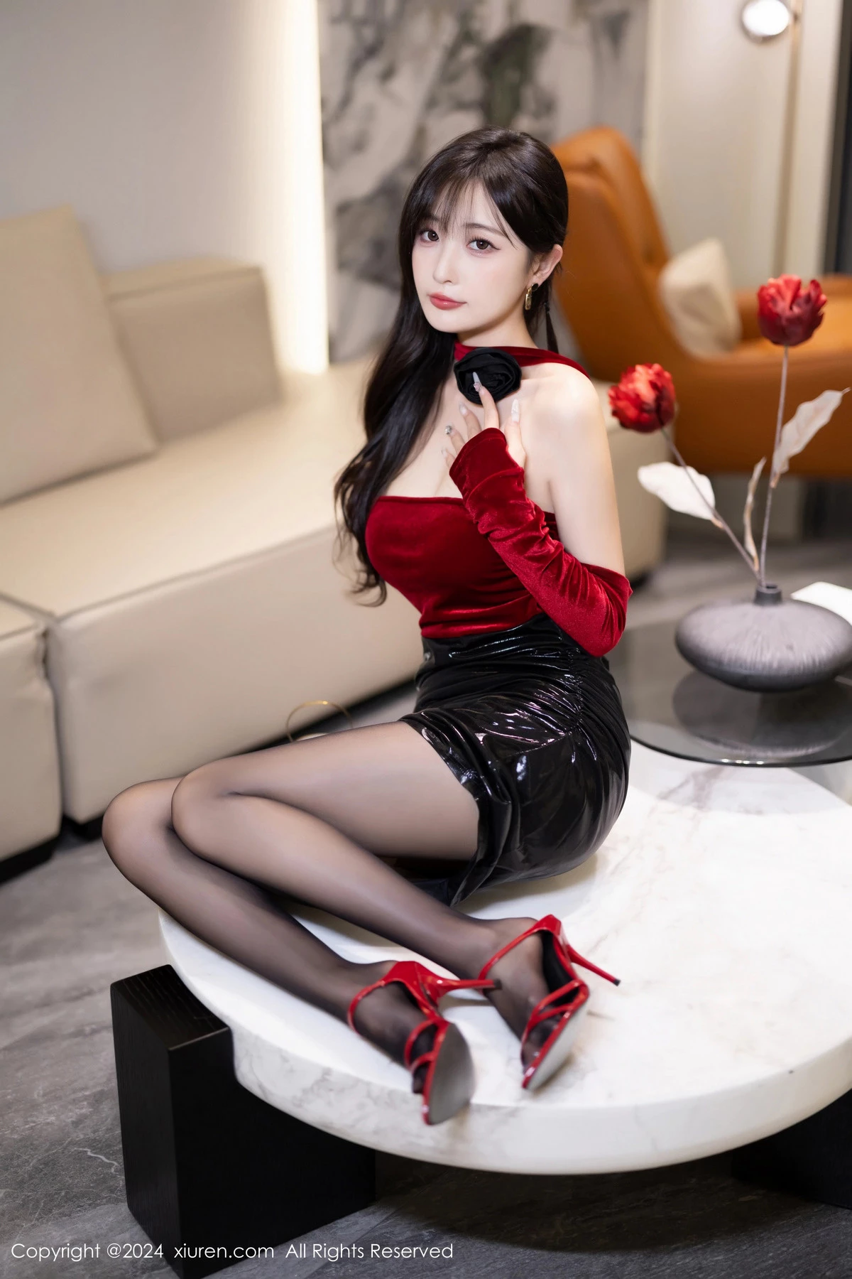 秀人集.com_[XiuRen秀人网]No.8530_模特林星阑性感红色上衣配黑皮短裙露超薄黑丝秀美腿诱惑写真80P