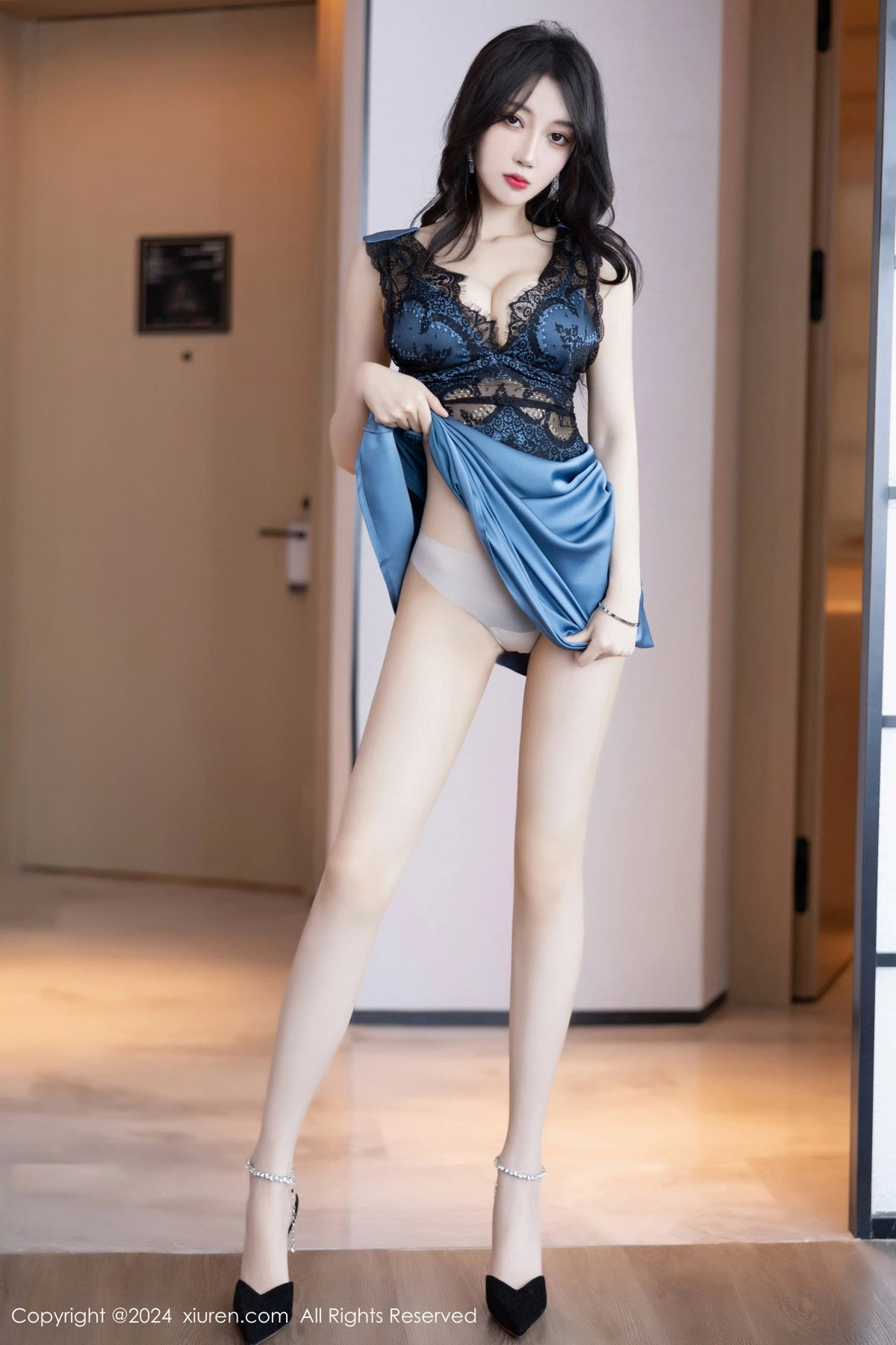 秀人集.com_[XiuRen秀人网]No.8520_模特玥儿玥性感蓝色蕾丝长裙+黑色情趣旗袍秀曼妙身姿迷人写真81P