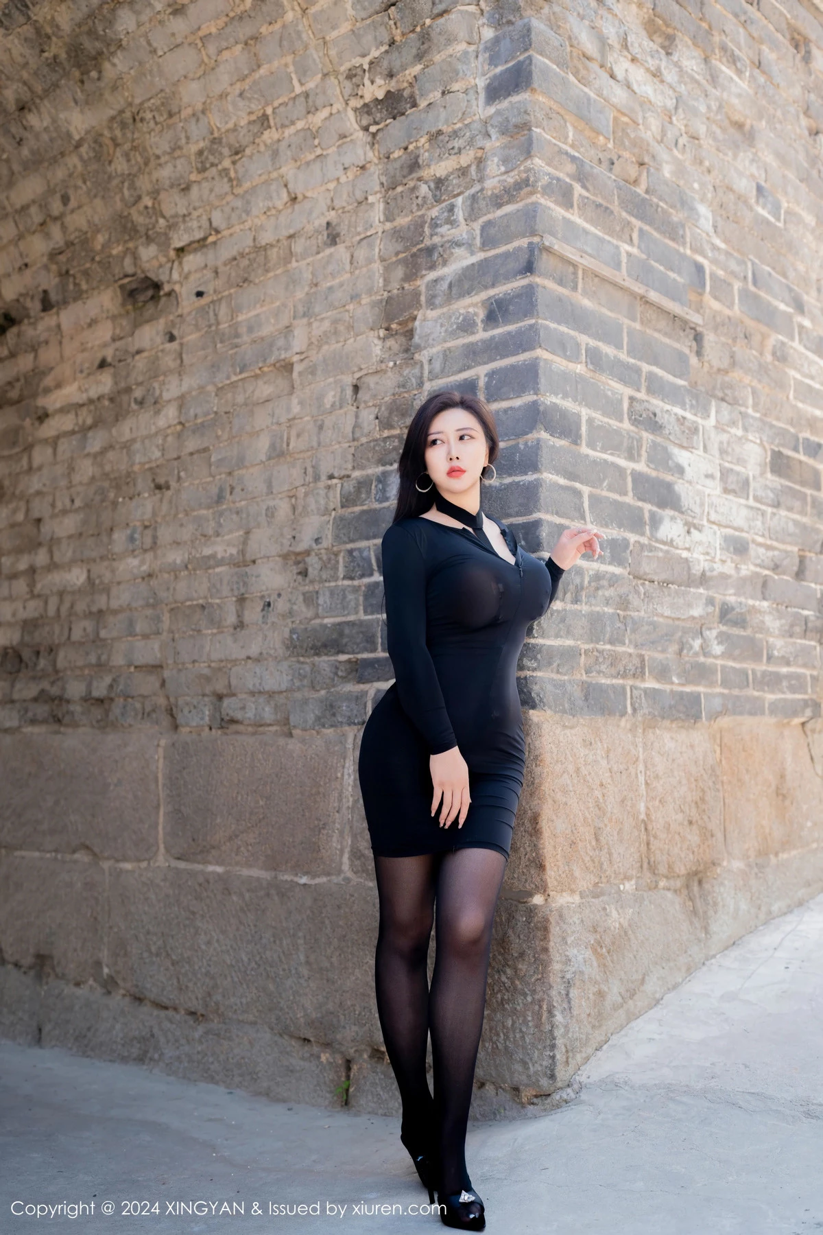 秀人集.com_[XINGYAN星颜社]VOL.233_模特王婉悠Queen性感黑色轻透连衣短裙配开档黑丝极致魅惑写真80P