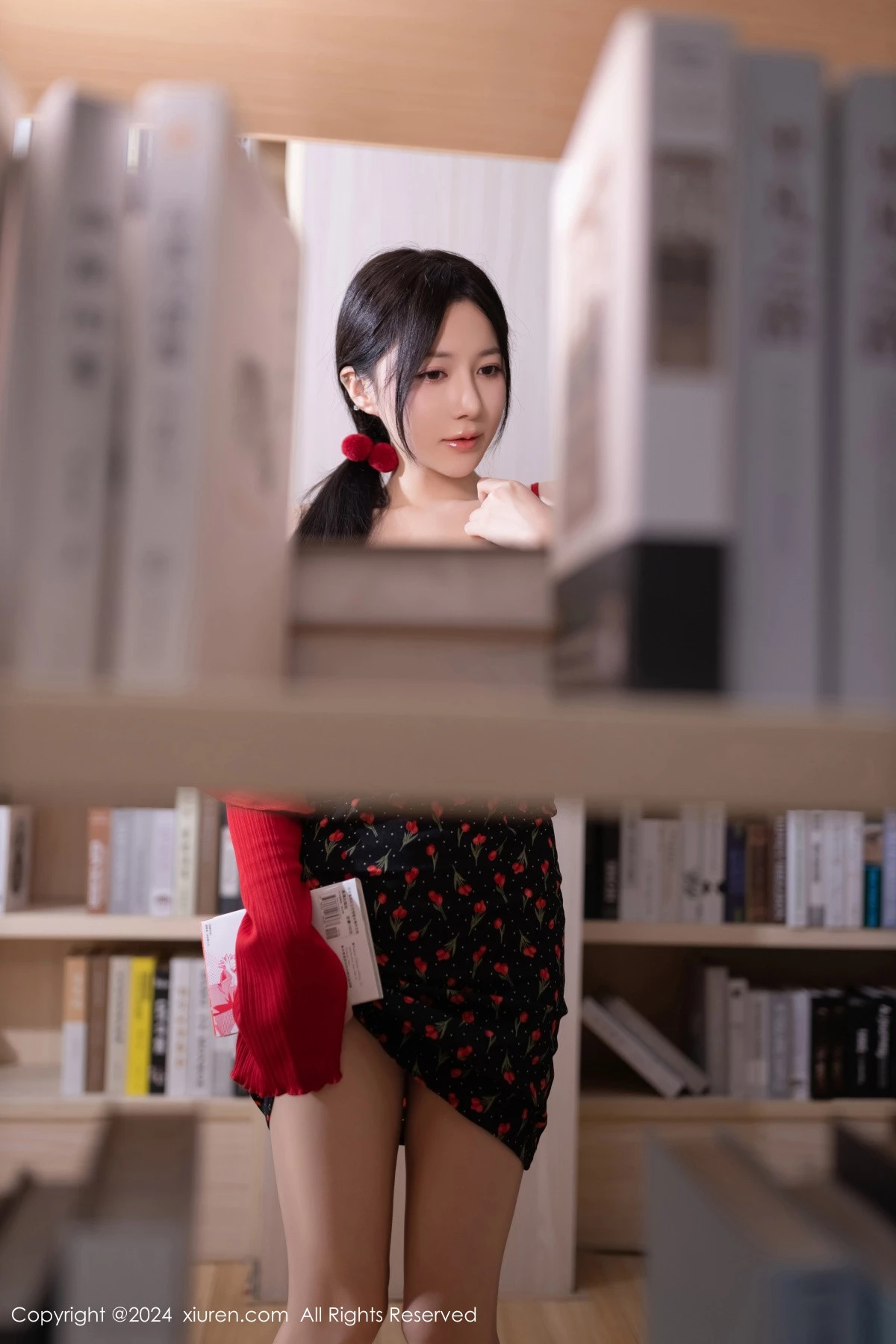 秀人集.com_[XiuRen秀人网]No.8596_模特鱼子酱Fish图书馆场景花色吊带连衣短裙秀曼妙身姿诱惑写真81P