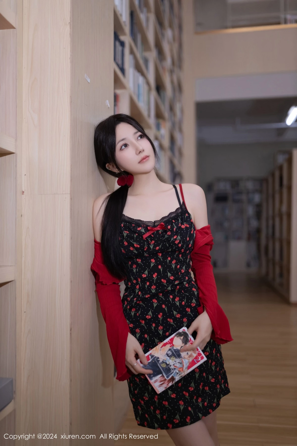 秀人集.com_[XiuRen秀人网]No.8596_模特鱼子酱Fish图书馆场景花色吊带连衣短裙秀曼妙身姿诱惑写真81P
